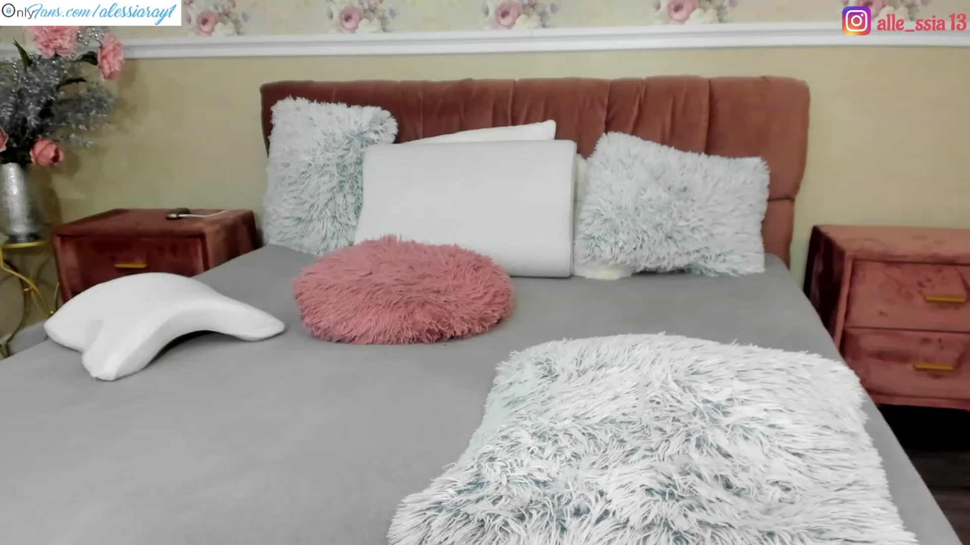 Gallery image thumbnail from AlessiaRay's myfreecams stream on, 04/20/2023, 21:22 image 17 of 20