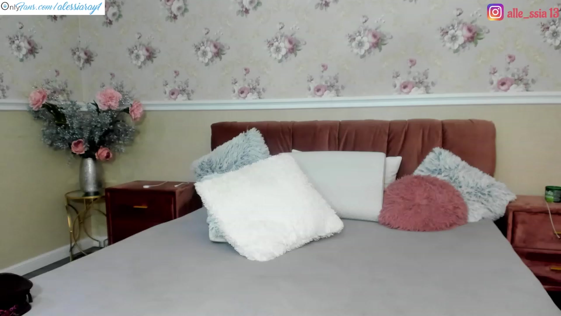 Gallery image thumbnail from AlessiaRay's myfreecams stream on, 05/05/2023, 20:15 image 10 of 20
