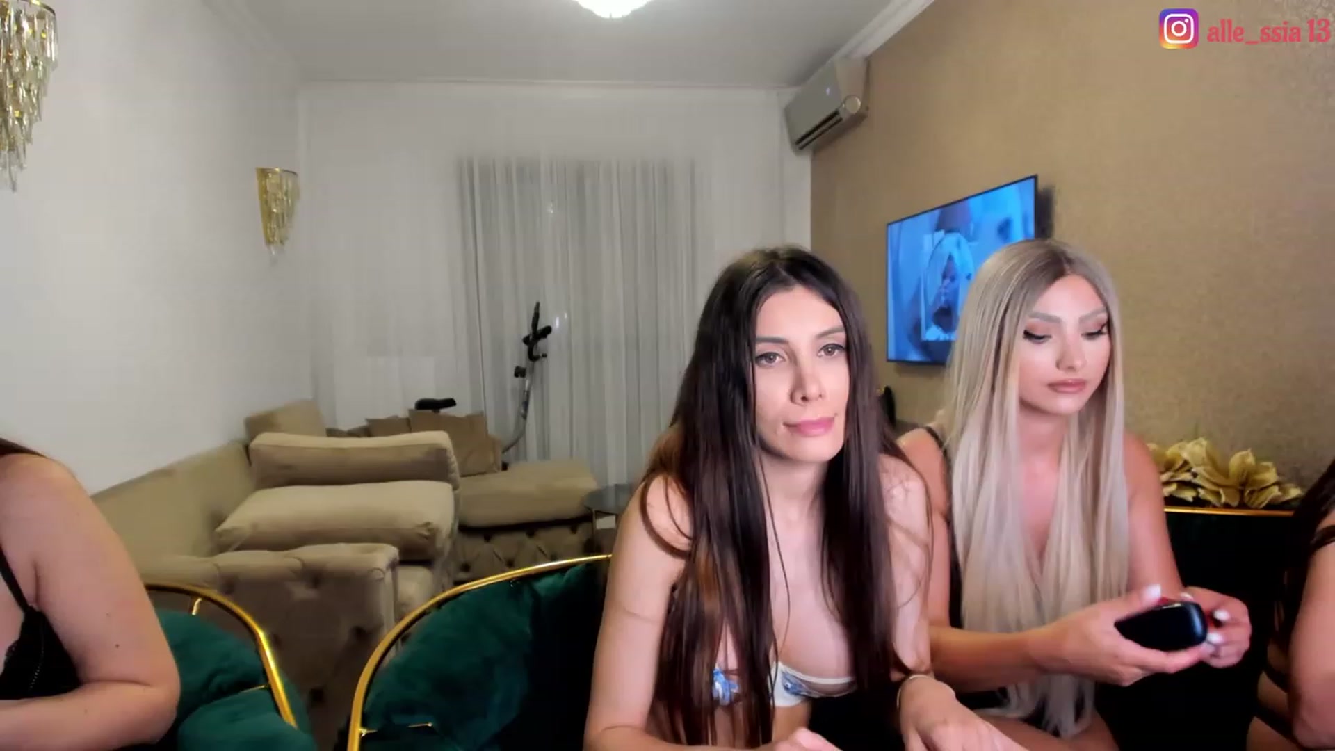 Gallery image thumbnail from AlessiaRay's myfreecams stream on, 06/10/2023, 22:28 image 10 of 20