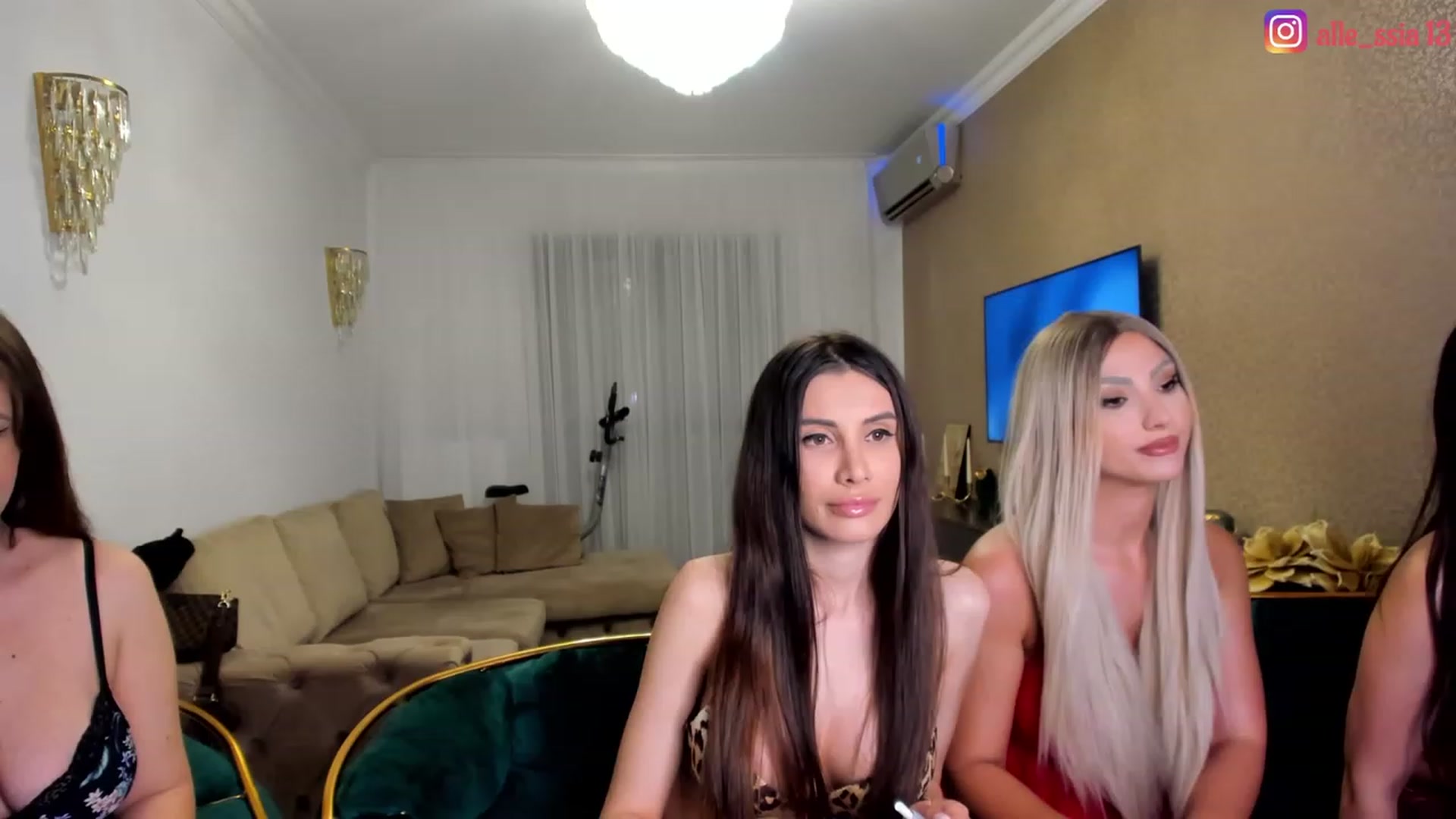Gallery image thumbnail from AlessiaRay's myfreecams stream on, 06/11/2023, 20:59 image 10 of 20