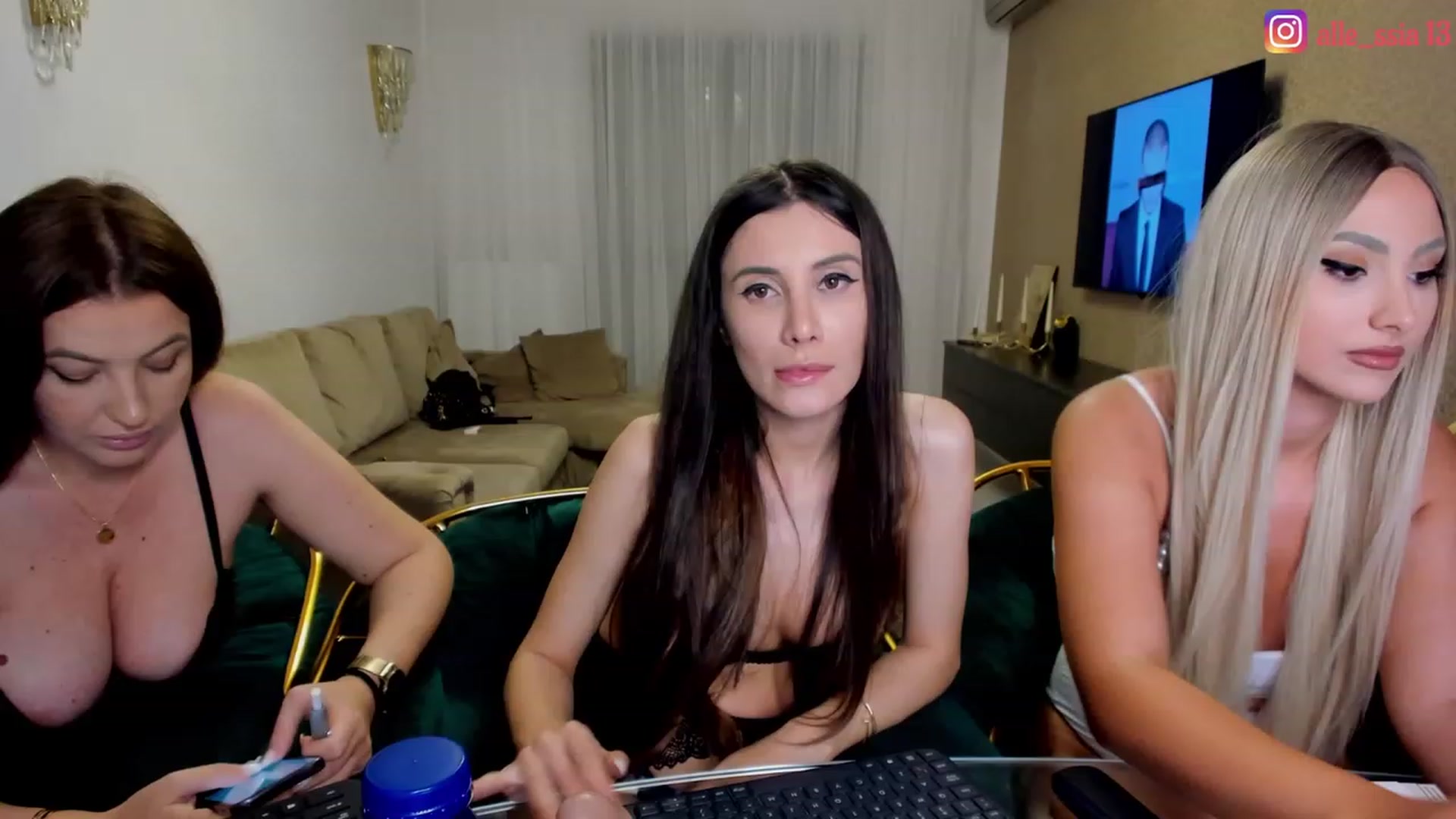 Gallery image thumbnail from AlessiaRay's myfreecams stream on, 06/17/2023, 21:28 image 1 of 20