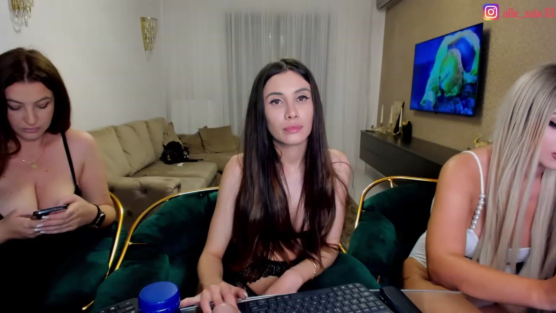 Gallery image thumbnail from AlessiaRay's myfreecams stream on, 06/17/2023, 21:28 image 2 of 20