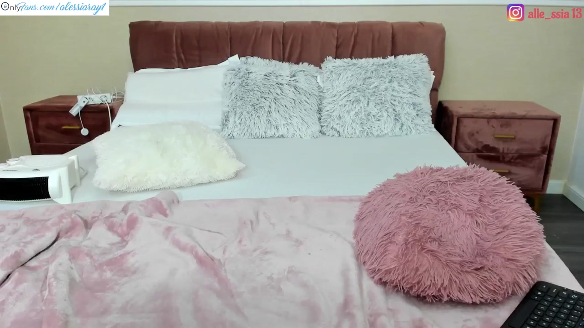 Gallery image thumbnail from AlessiaRay's myfreecams stream on, 03/09/2024, 22:53 image 20 of 20