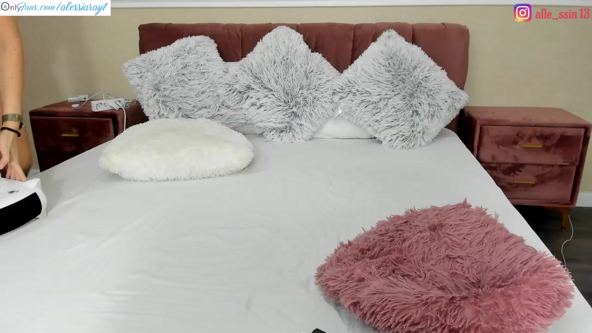 Gallery image thumbnail from AlessiaRay's myfreecams stream on, 03/15/2024, 22:34 image 16 of 20
