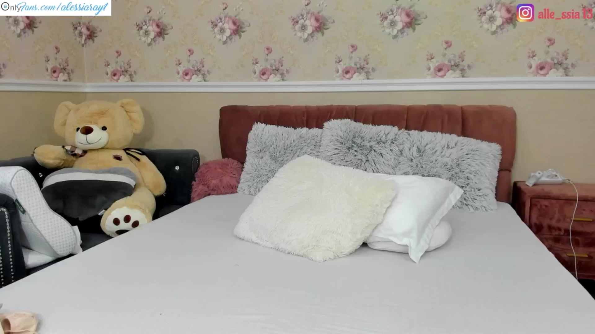 Gallery image thumbnail from AlessiaRay's myfreecams stream on, 08/10/2024, 19:34 image 19 of 20