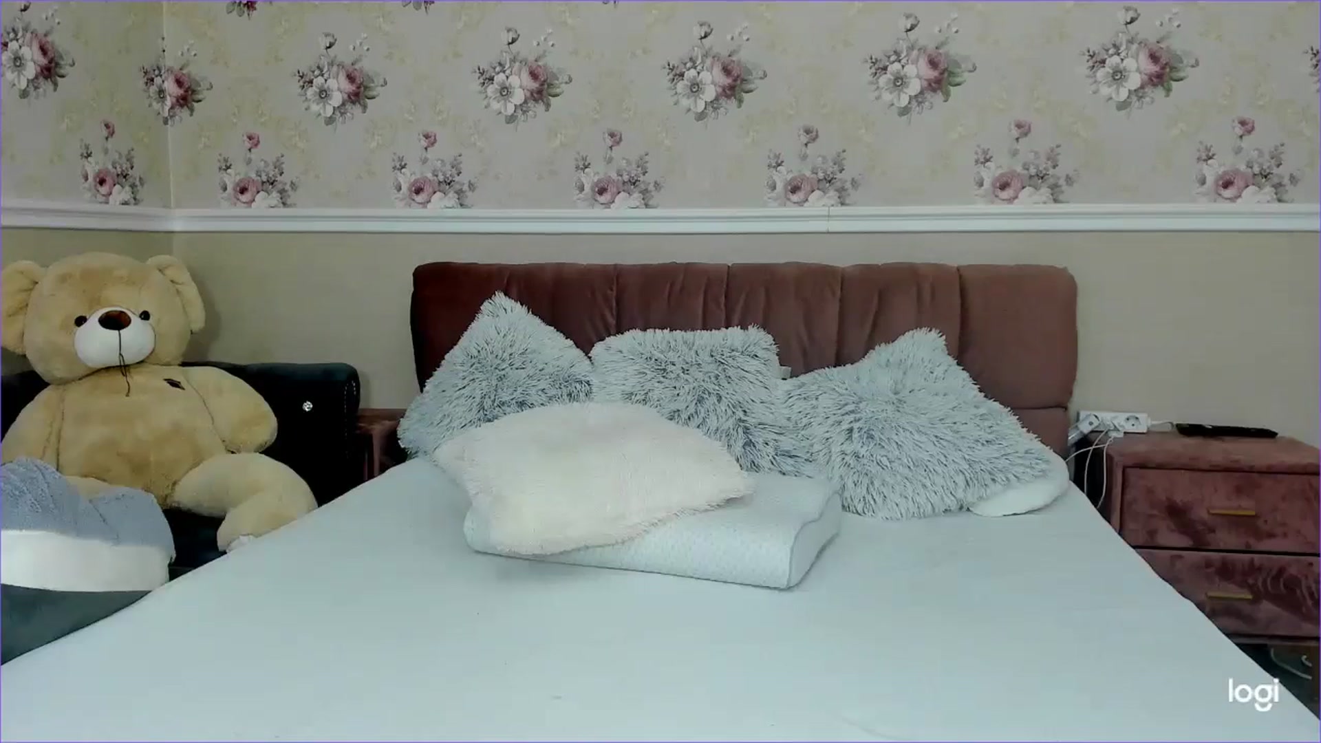 Gallery image thumbnail from AlessiaRay's myfreecams stream on, 11/18/2024, 08:21 image 15 of 20