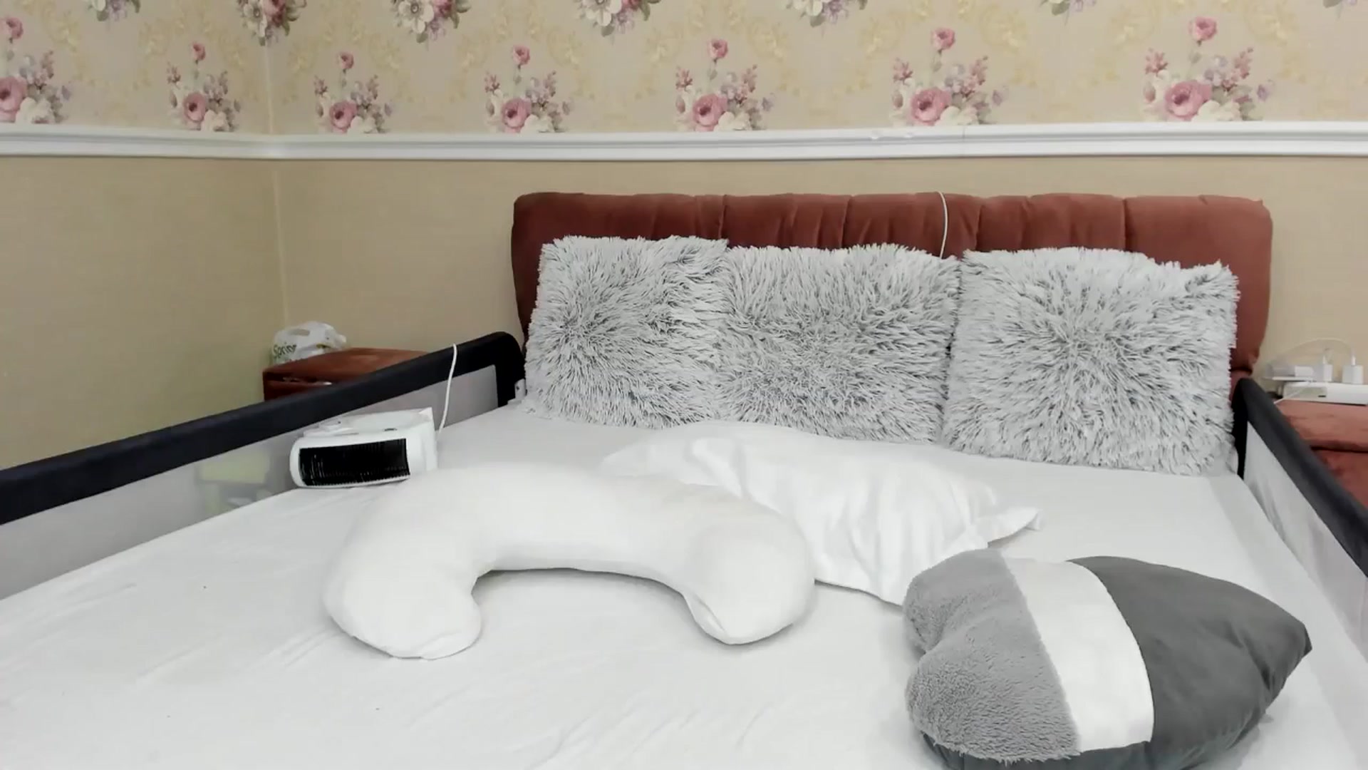 Gallery image thumbnail from AlessiaRay's myfreecams stream on, 10/08/2025, 11:29 image 17 of 20