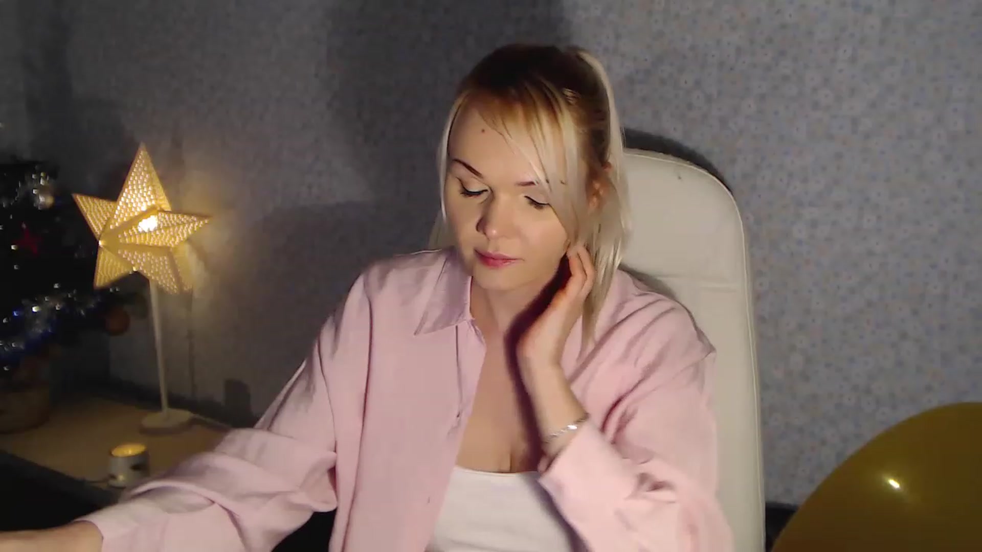 Gallery image thumbnail from Alesssandra's myfreecams stream on, 12/24/2022, 23:59 image 13 of 20