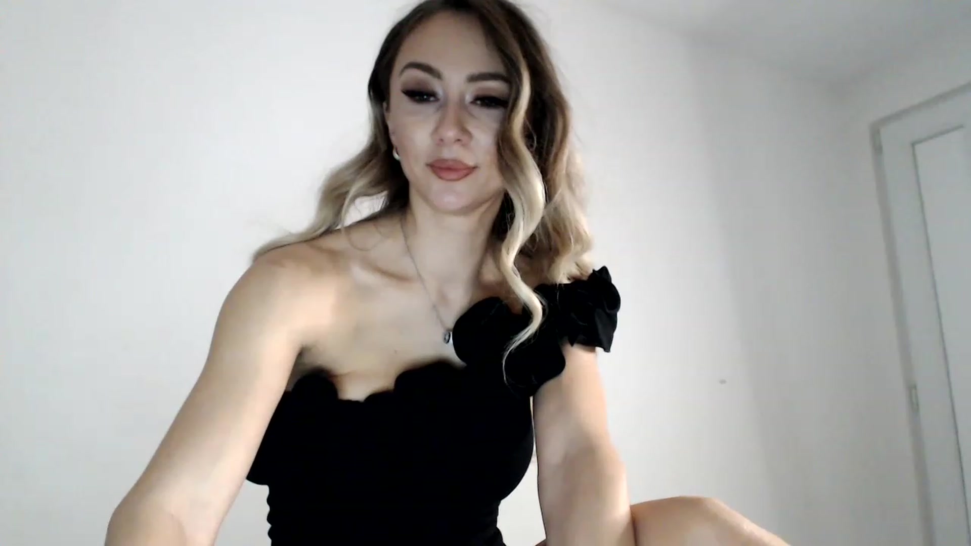 Gallery image thumbnail from AlessyaFit's myfreecams stream on, 12/10/2022, 20:22 image 7 of 20