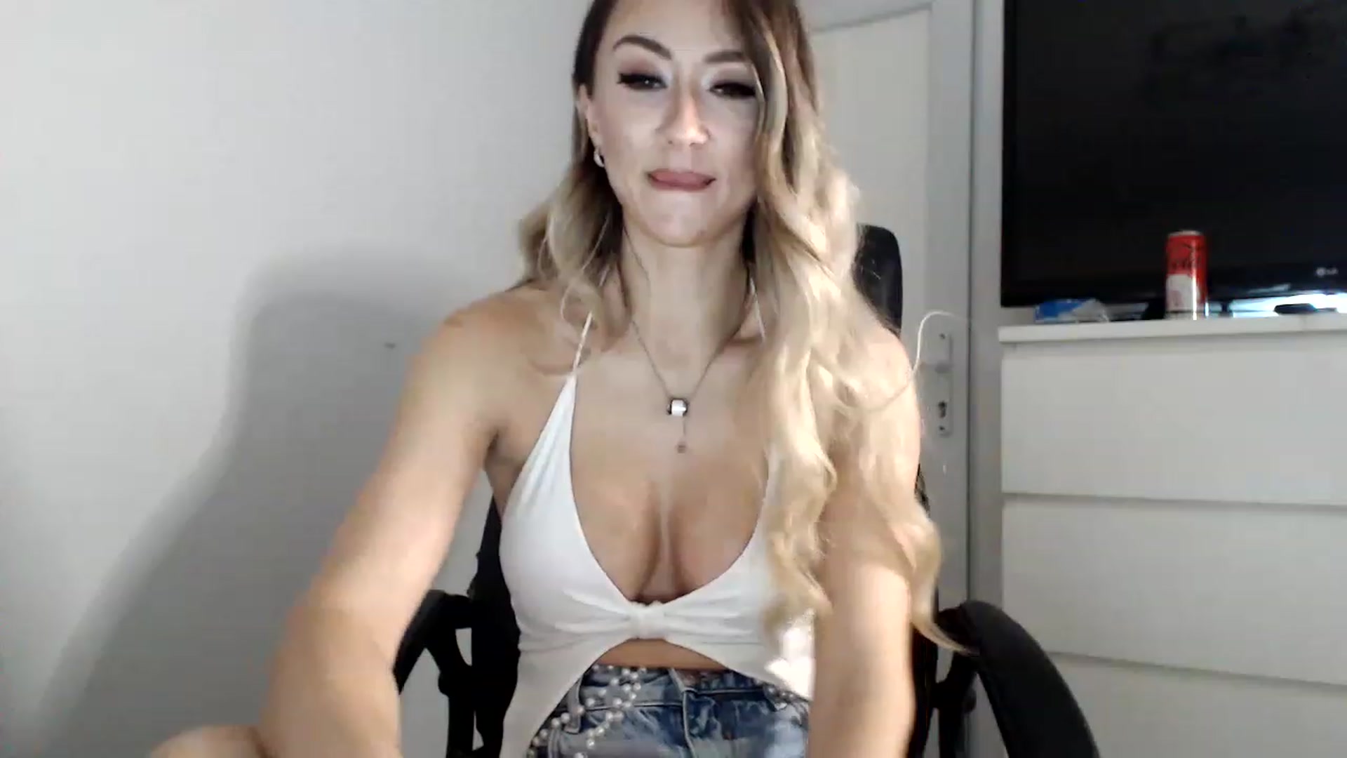 Gallery image thumbnail from AlessyaFit's myfreecams stream on, 12/11/2022, 17:30 image 2 of 20