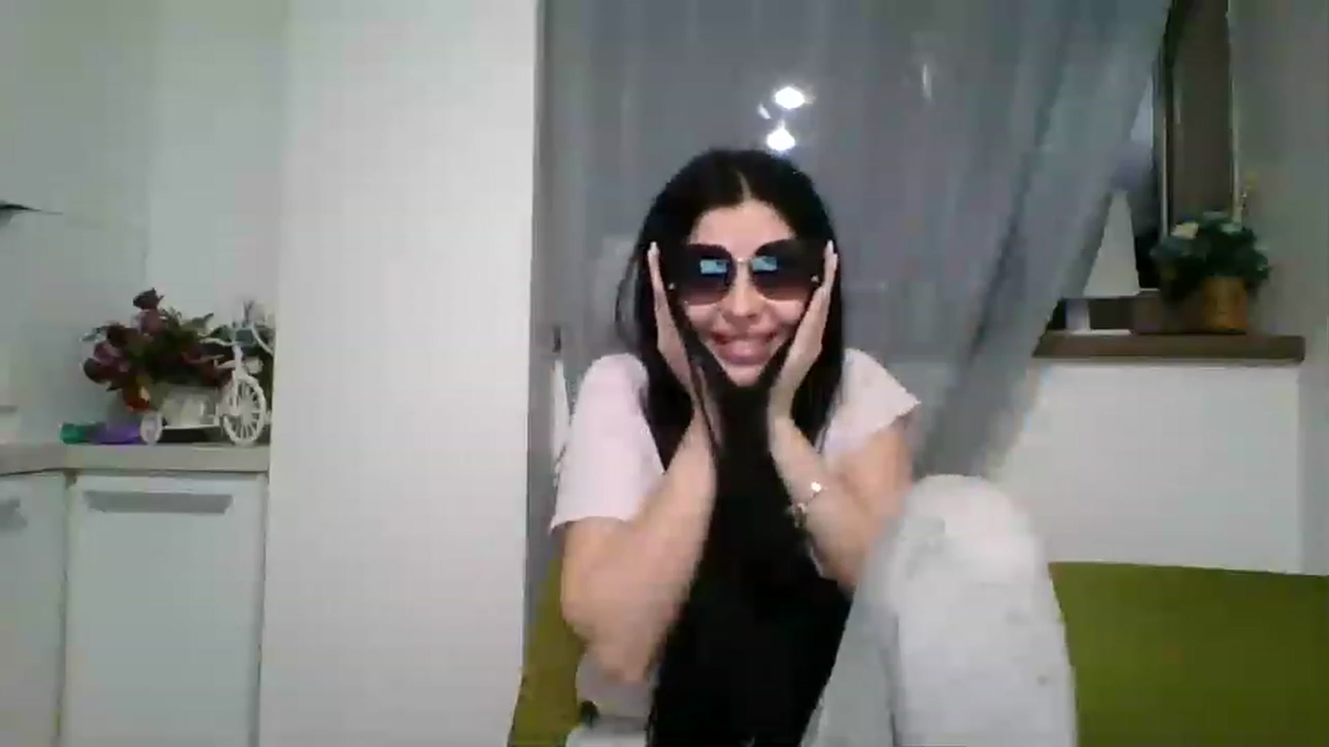 Gallery image thumbnail from AletaOcean's myfreecams stream on, 04/01/2023, 17:39 image 2 of 20