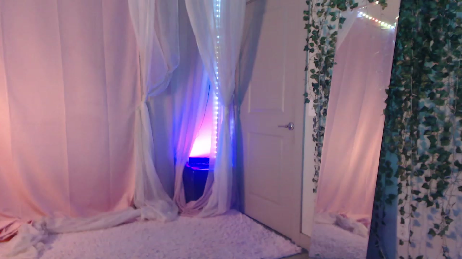 Gallery image thumbnail from AlexLilsecret's myfreecams stream on, 04/20/2023, 05:00 image 8 of 20