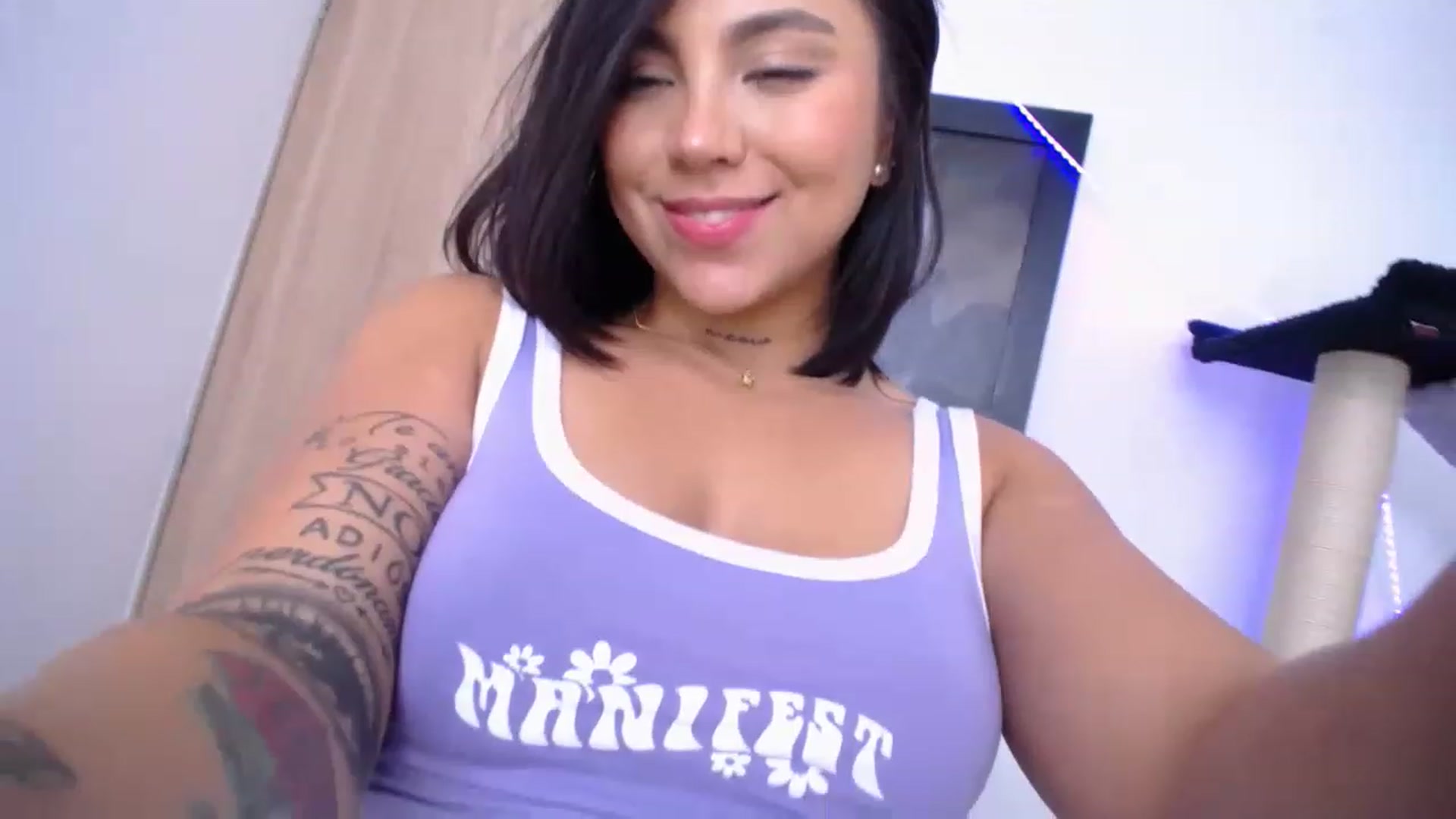 Gallery image thumbnail from AlexLions's myfreecams stream on, 04/17/2023, 18:55 image 12 of 20