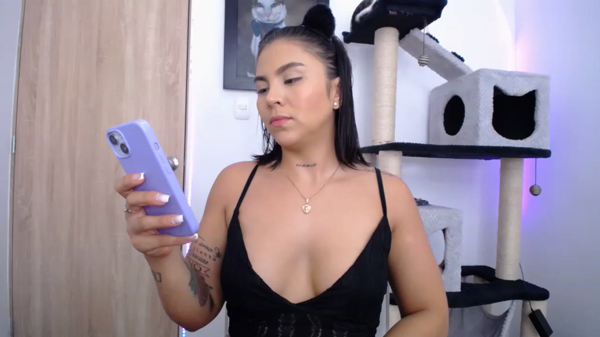 Gallery image thumbnail from AlexLions's myfreecams stream on, 04/21/2023, 18:10 image 5 of 20