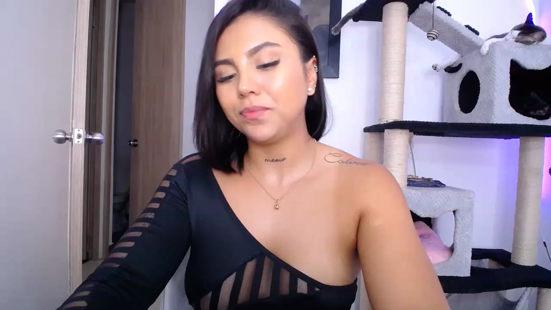 Gallery image thumbnail from AlexLions's myfreecams stream on, 05/06/2023, 20:36 image 10 of 20