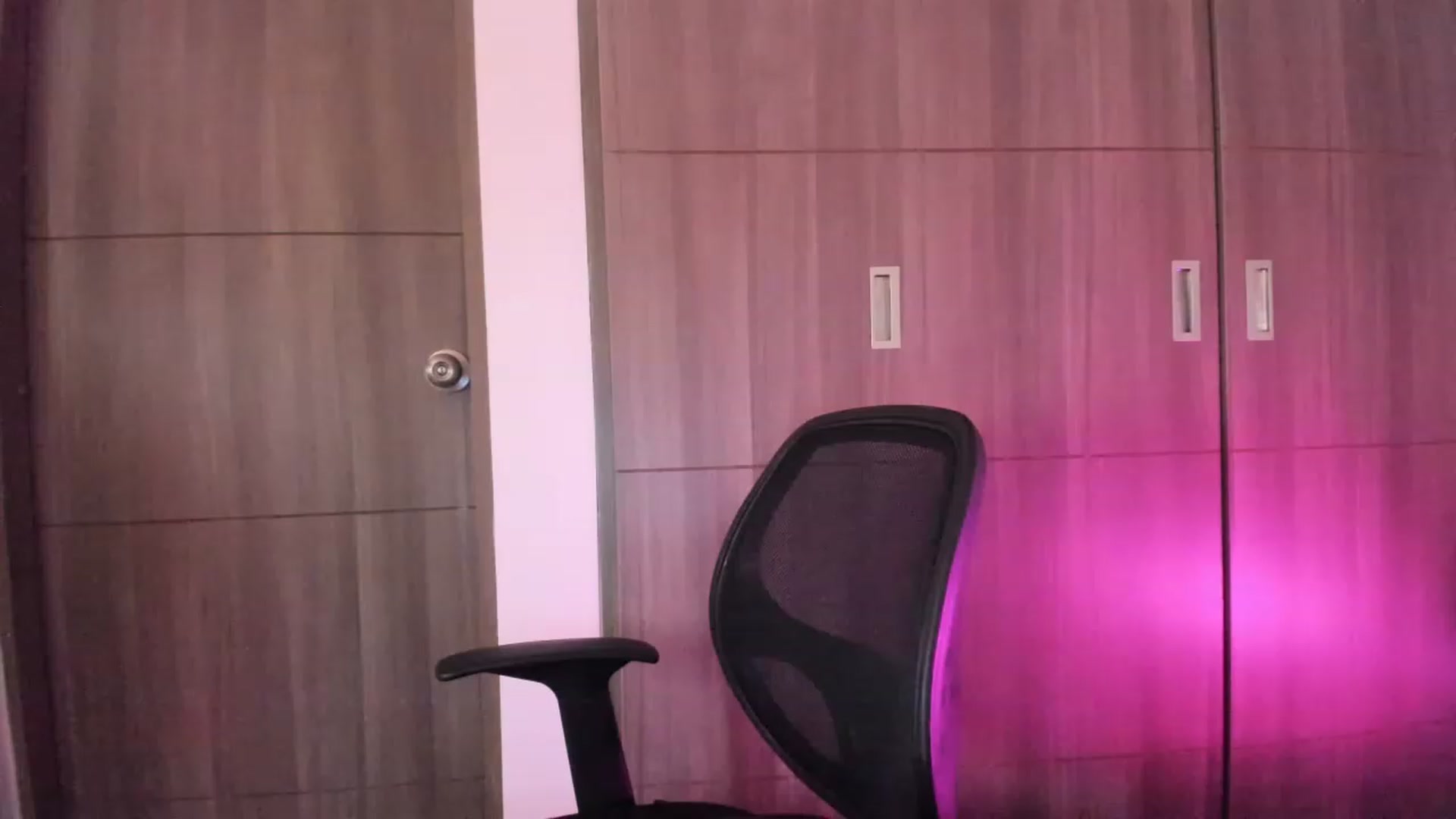 Gallery image thumbnail from Alex_morani's myfreecams stream on, 04/26/2023, 20:45 image 15 of 20