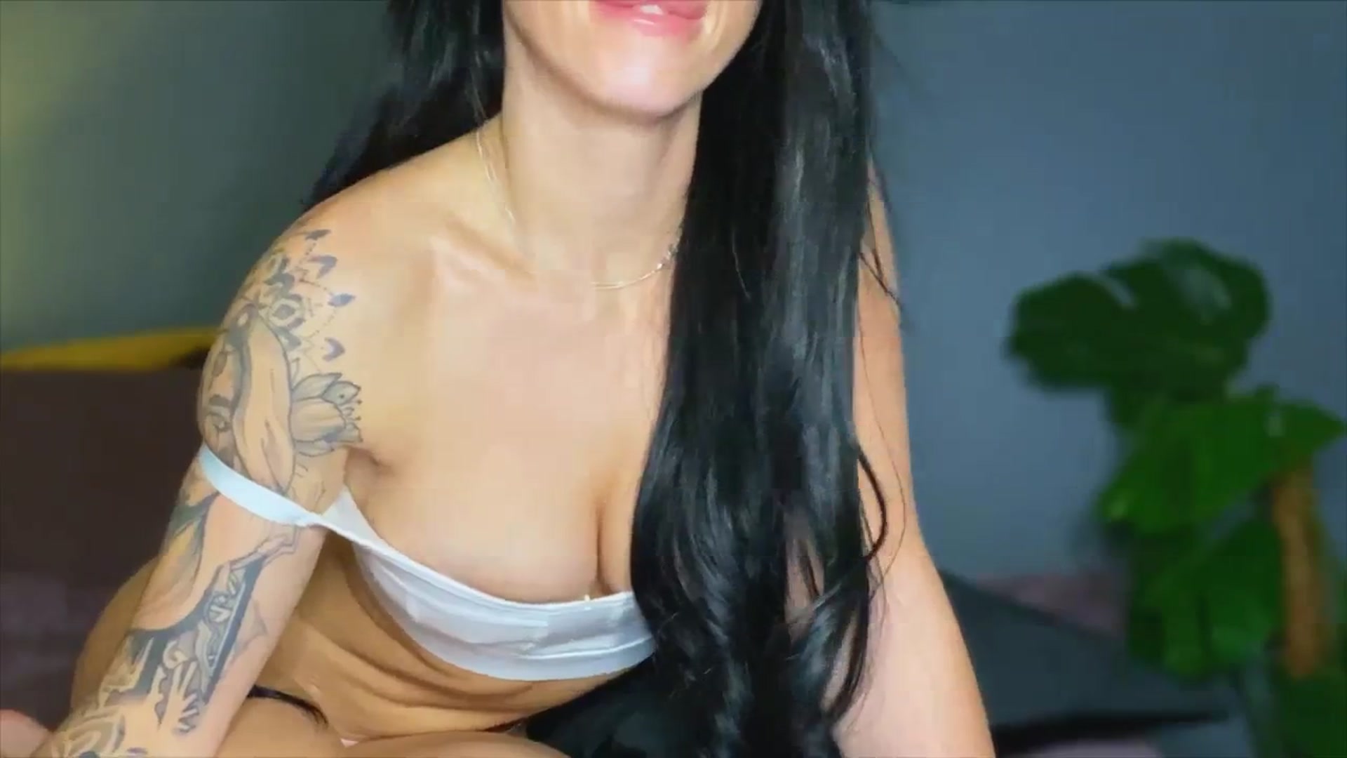 Gallery image thumbnail from AlexaAlexx's myfreecams stream on, 10/17/2023, 07:10 image 17 of 20