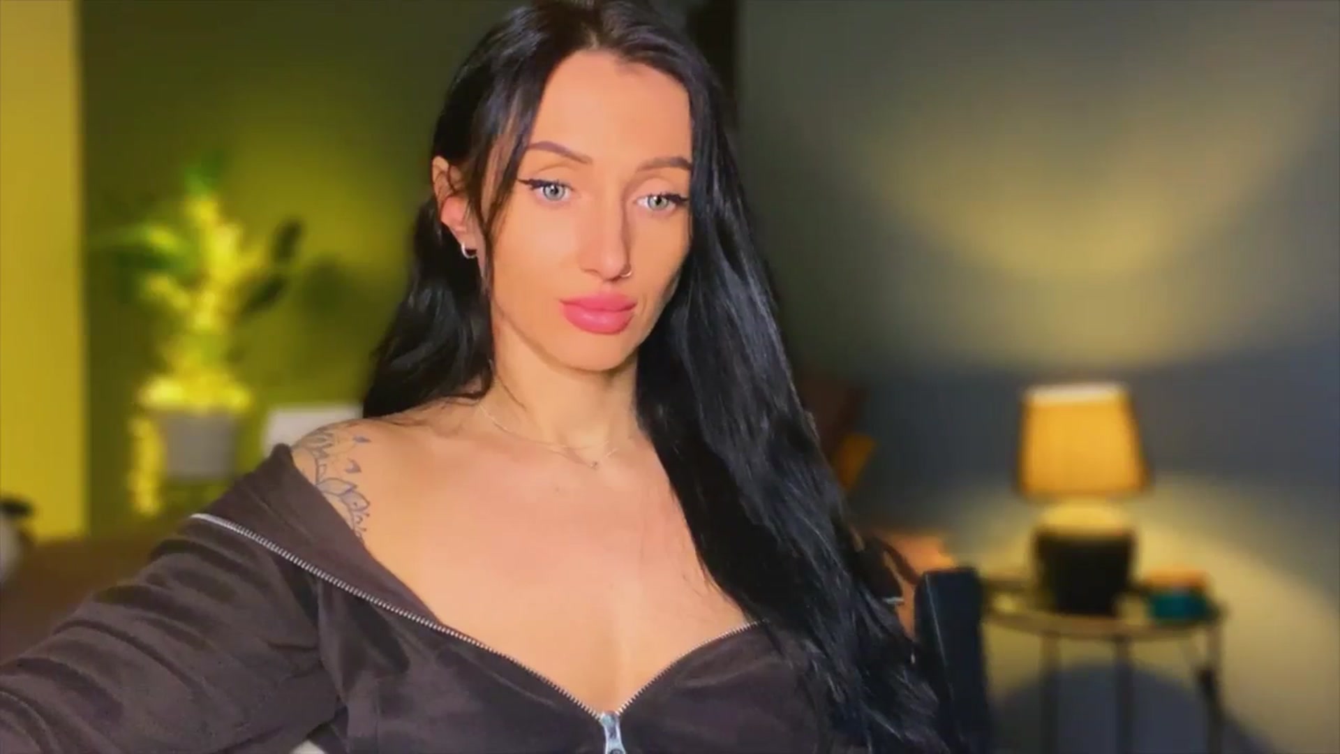 Gallery image thumbnail from AlexaAlexx's myfreecams stream on, 12/05/2023, 06:36 image 3 of 20