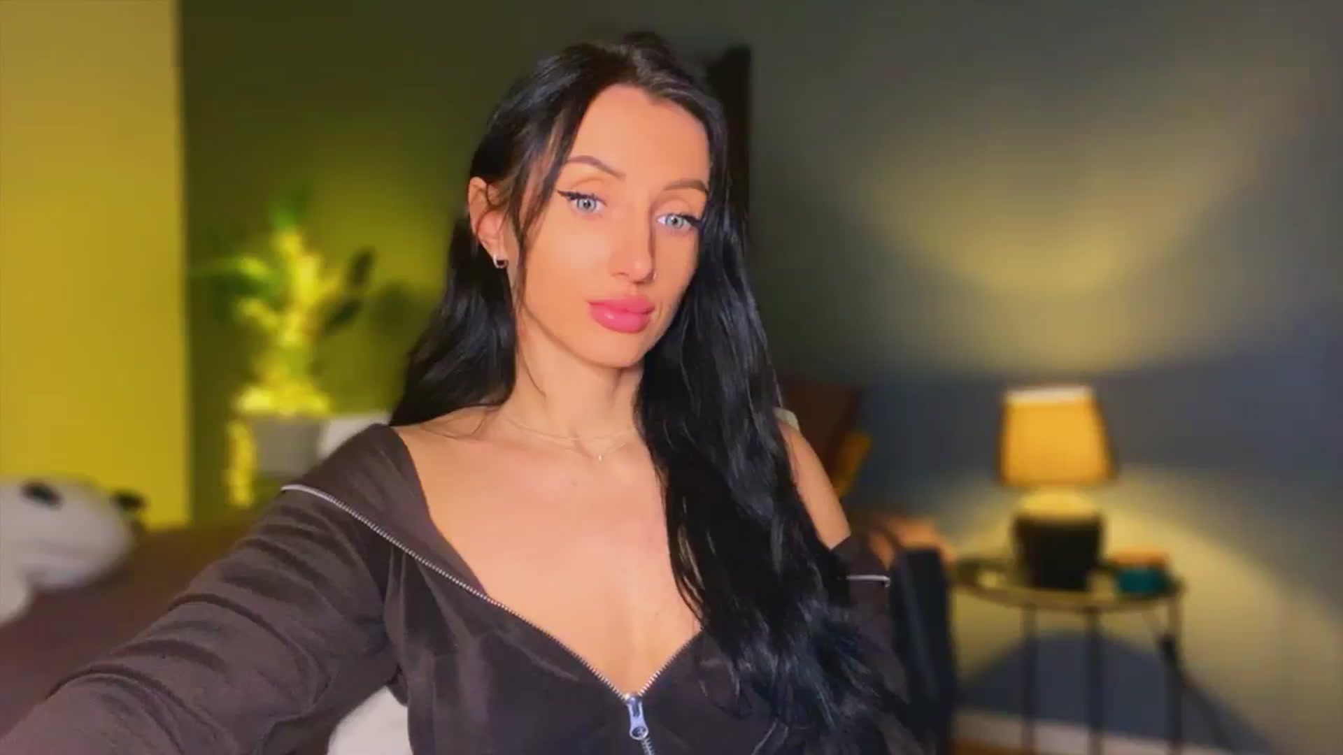 Gallery image thumbnail from AlexaAlexx's myfreecams stream on, 12/05/2023, 06:36 image 17 of 20