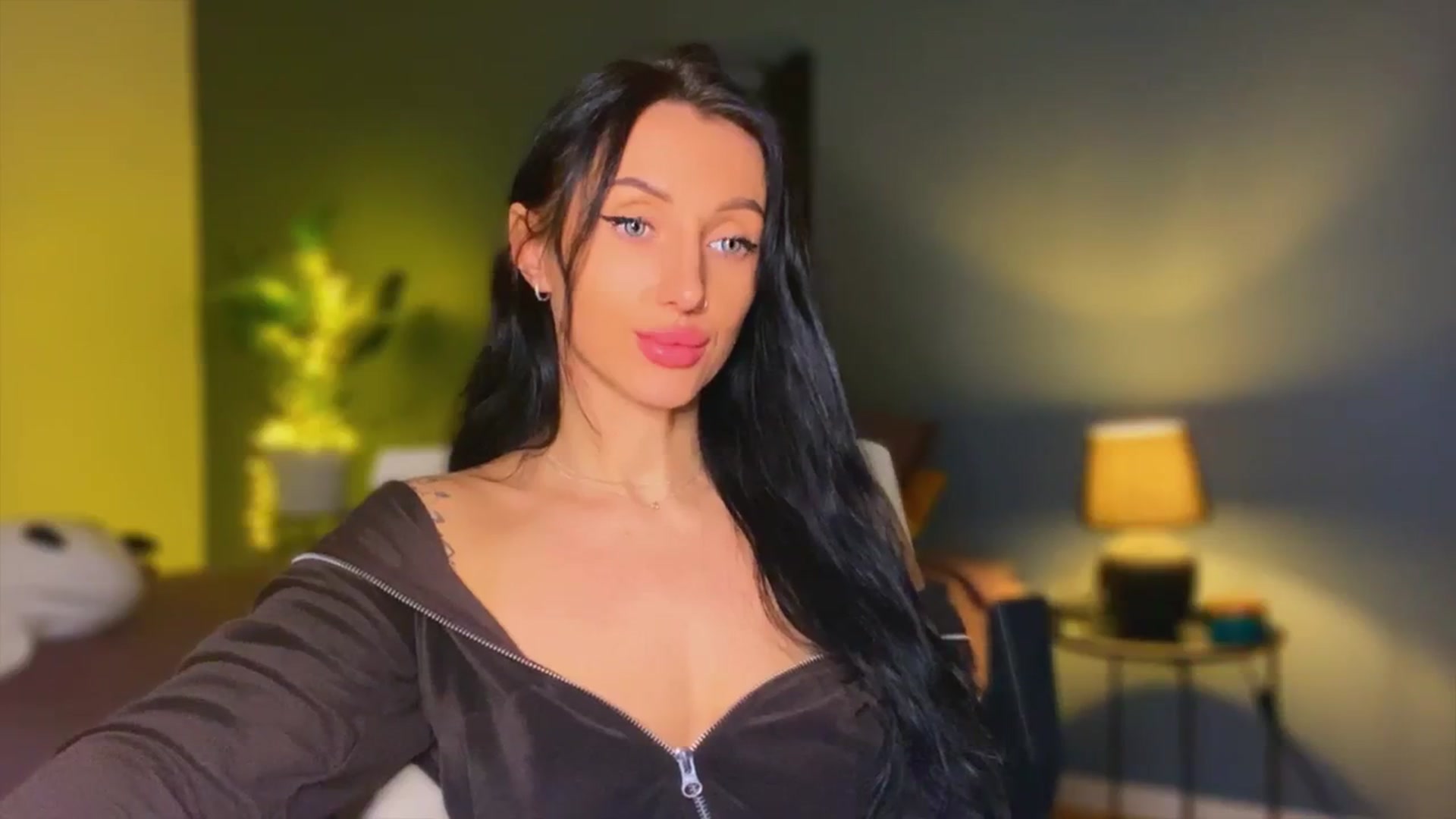 Gallery image thumbnail from AlexaAlexx's myfreecams stream on, 12/05/2023, 06:36 image 13 of 20