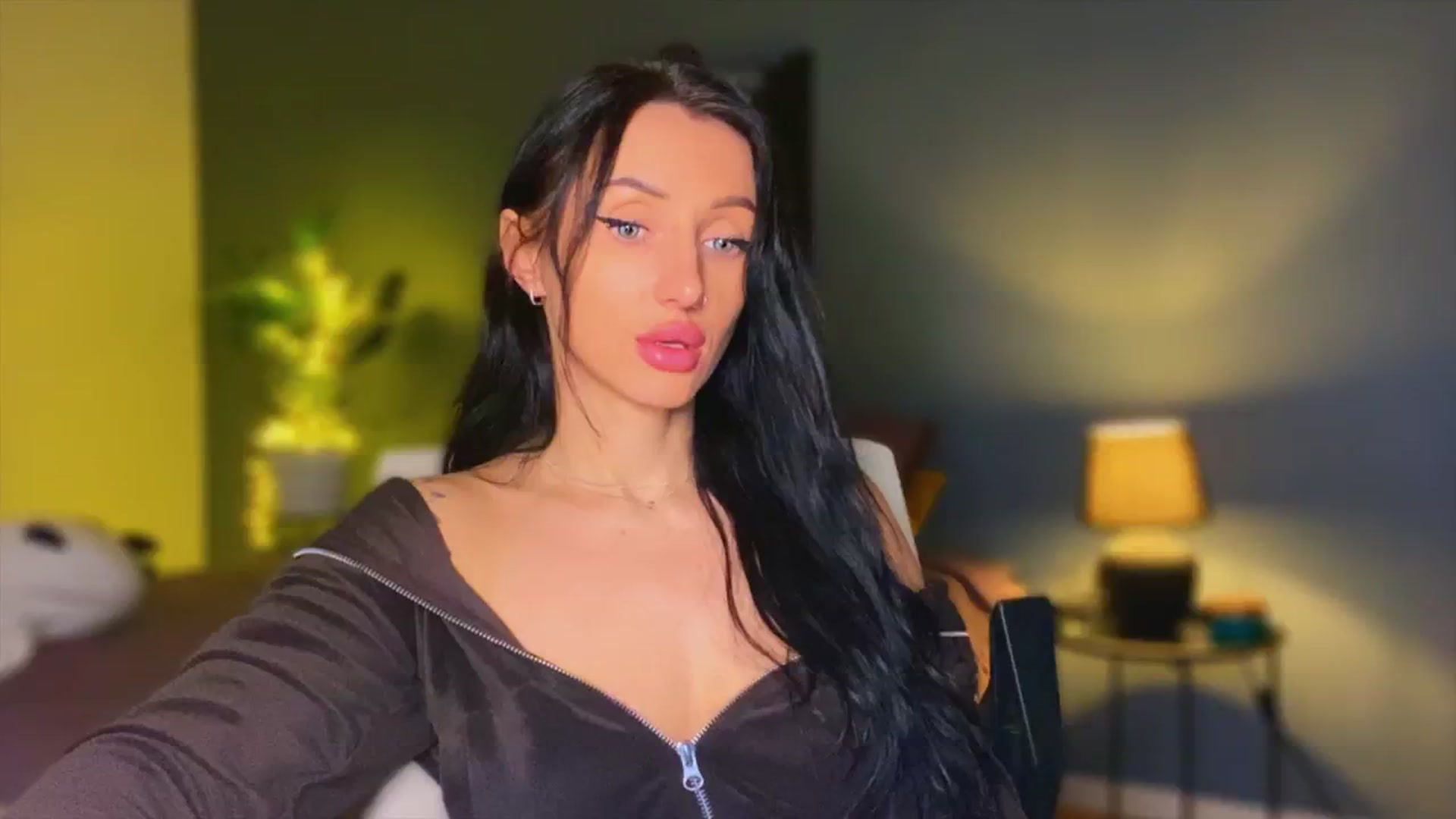 Gallery image thumbnail from AlexaAlexx's myfreecams stream on, 12/05/2023, 06:36 image 15 of 20