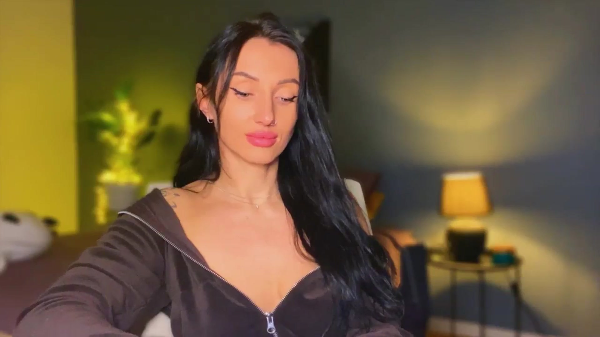 Gallery image thumbnail from AlexaAlexx's myfreecams stream on, 12/05/2023, 06:36 image 7 of 20