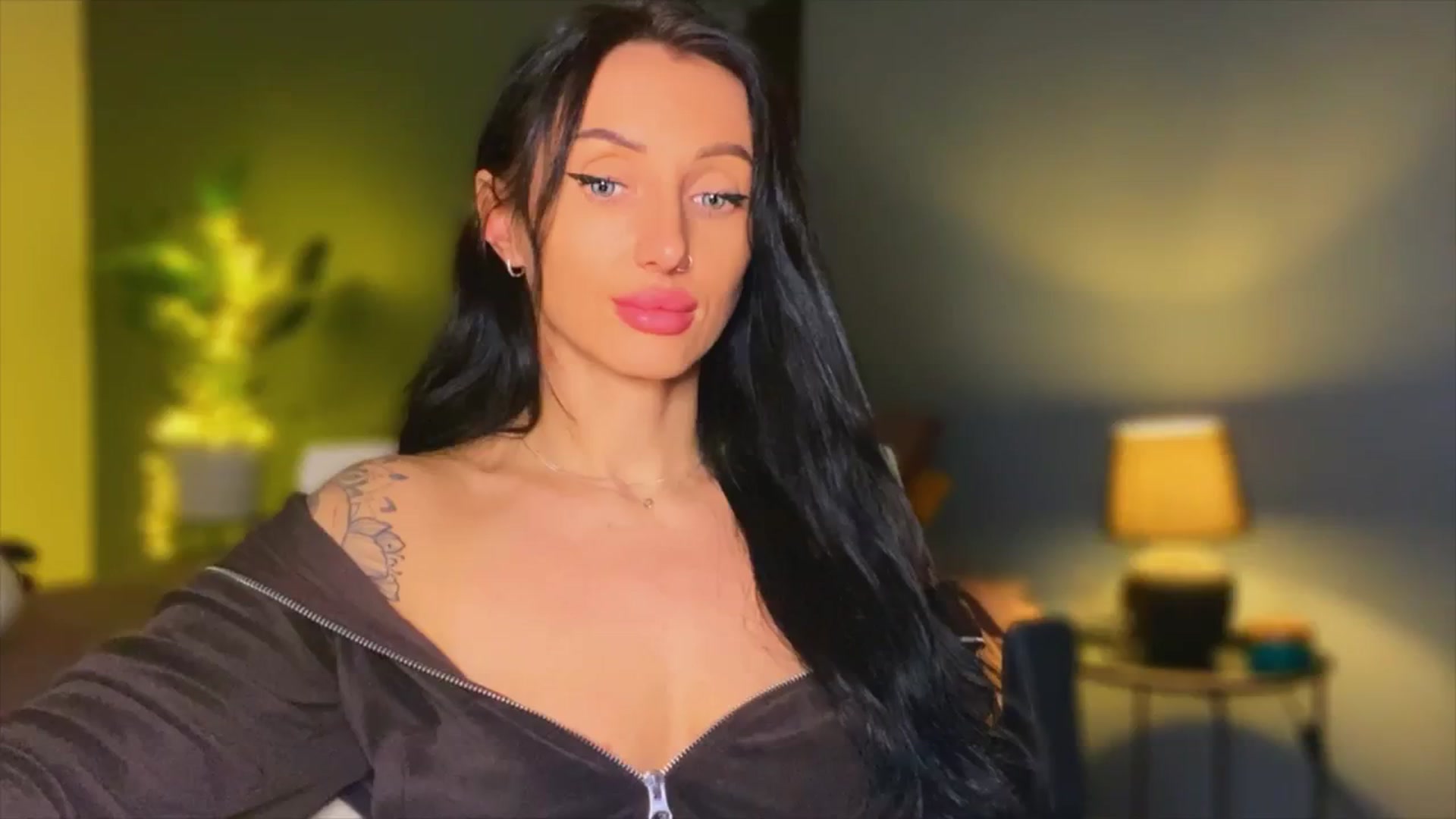 Gallery image thumbnail from AlexaAlexx's myfreecams stream on, 12/05/2023, 06:36 image 1 of 20