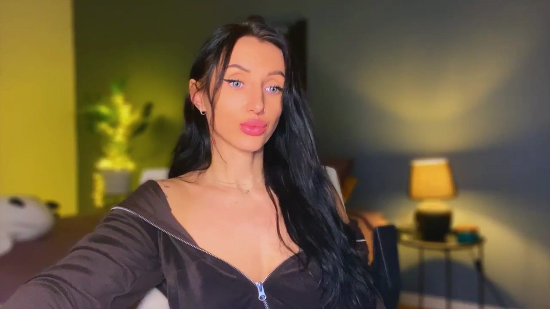 Gallery image thumbnail from AlexaAlexx's myfreecams stream on, 12/05/2023, 06:36 image 14 of 20