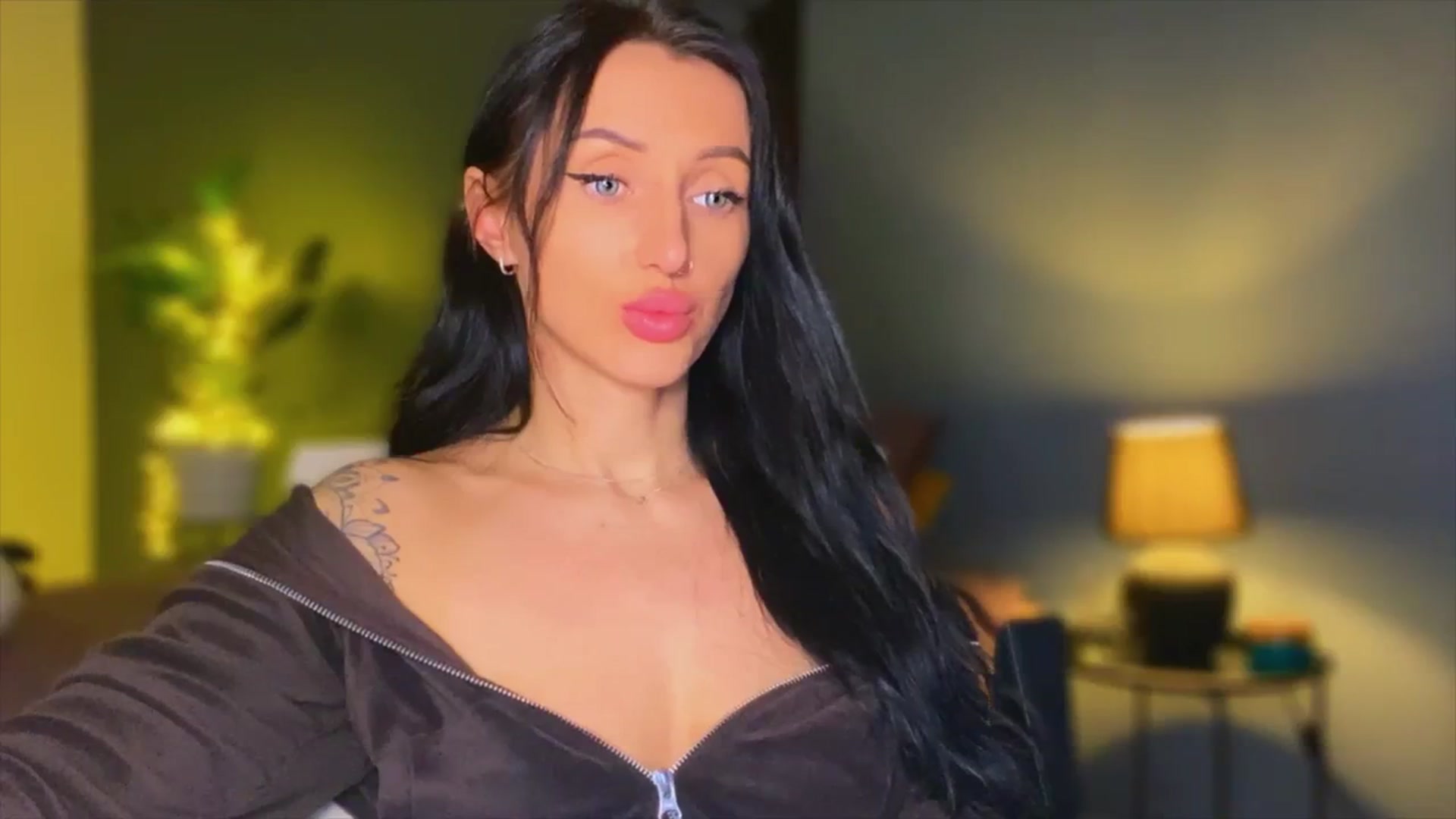 Gallery image thumbnail from AlexaAlexx's myfreecams stream on, 12/05/2023, 06:36 image 2 of 20
