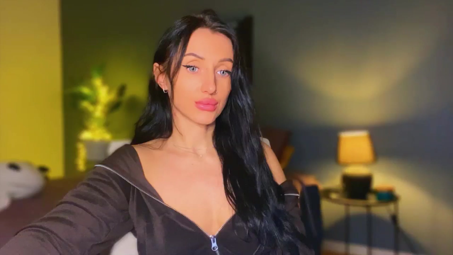 Gallery image thumbnail from AlexaAlexx's myfreecams stream on, 12/05/2023, 06:36 image 18 of 20