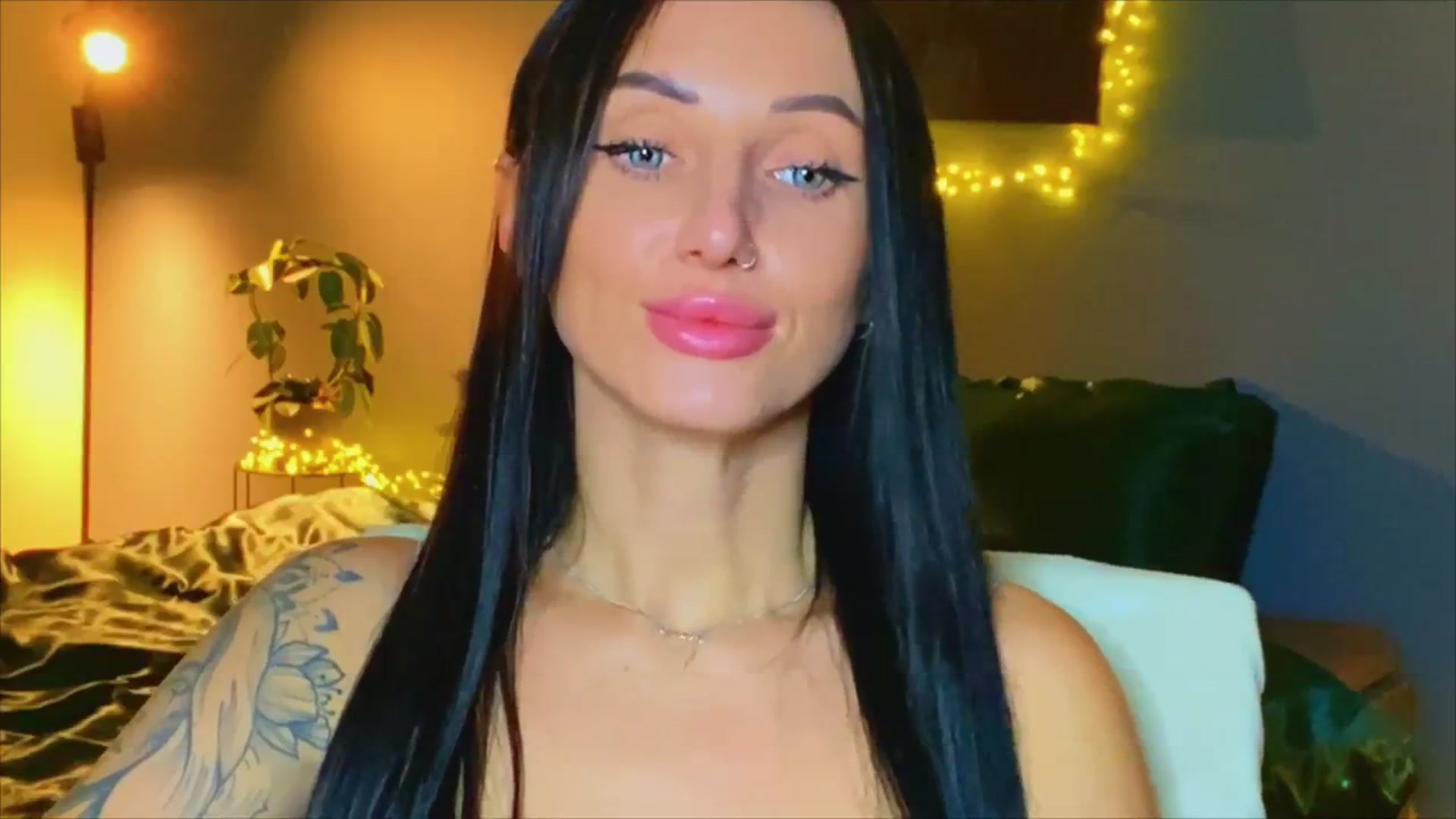 Gallery image thumbnail from AlexaAlexx's myfreecams stream on, 12/17/2023, 09:51 image 6 of 20