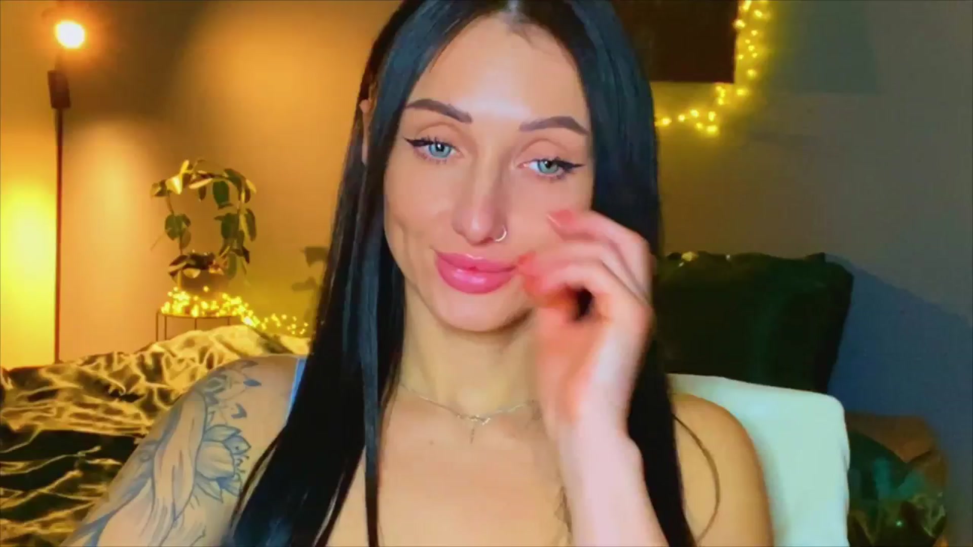 Gallery image thumbnail from AlexaAlexx's myfreecams stream on, 12/17/2023, 09:51 image 5 of 20