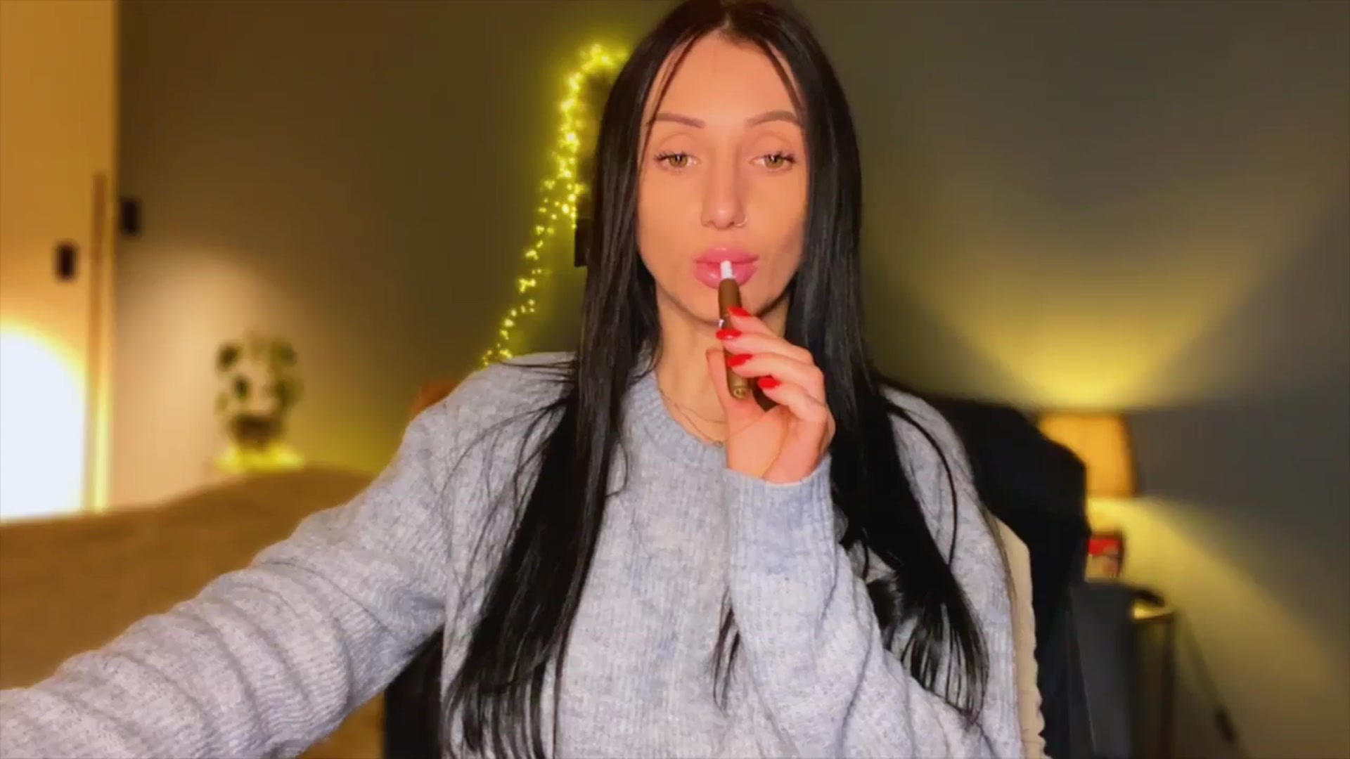 Gallery image thumbnail from AlexaAlexx's myfreecams stream on, 12/25/2023, 06:08 image 9 of 20