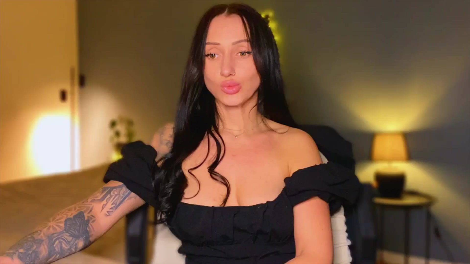 Gallery image thumbnail from AlexaAlexx's myfreecams stream on, 12/26/2023, 16:04 image 12 of 20
