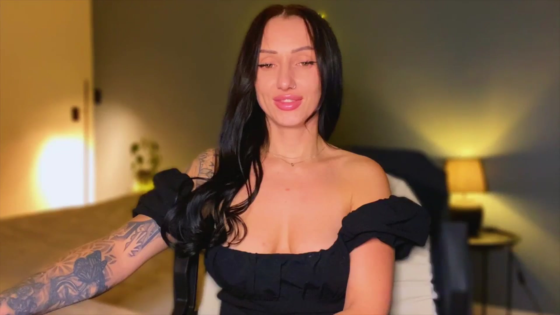 Gallery image thumbnail from AlexaAlexx's myfreecams stream on, 12/26/2023, 16:04 image 7 of 20