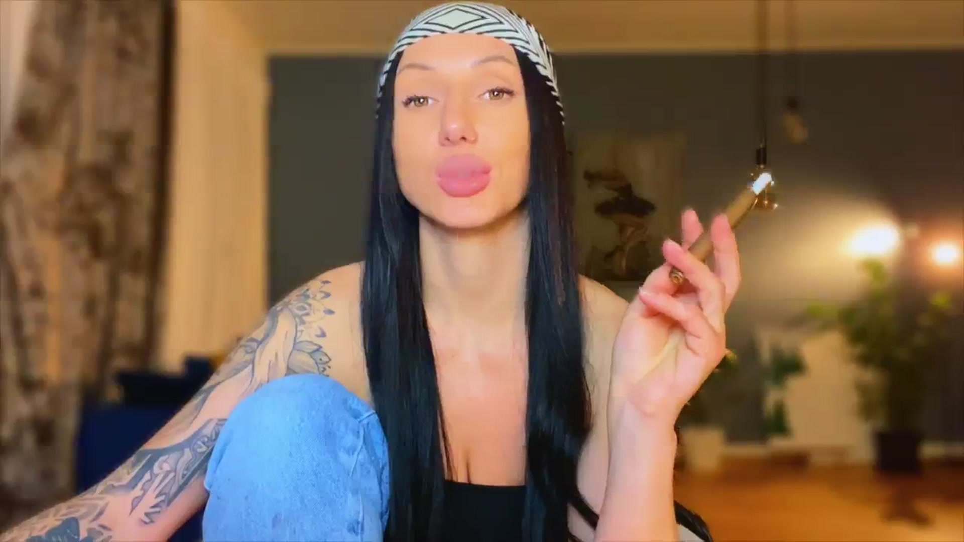 Gallery image thumbnail from AlexaAlexx's myfreecams stream on, 01/08/2024, 22:25 image 3 of 20