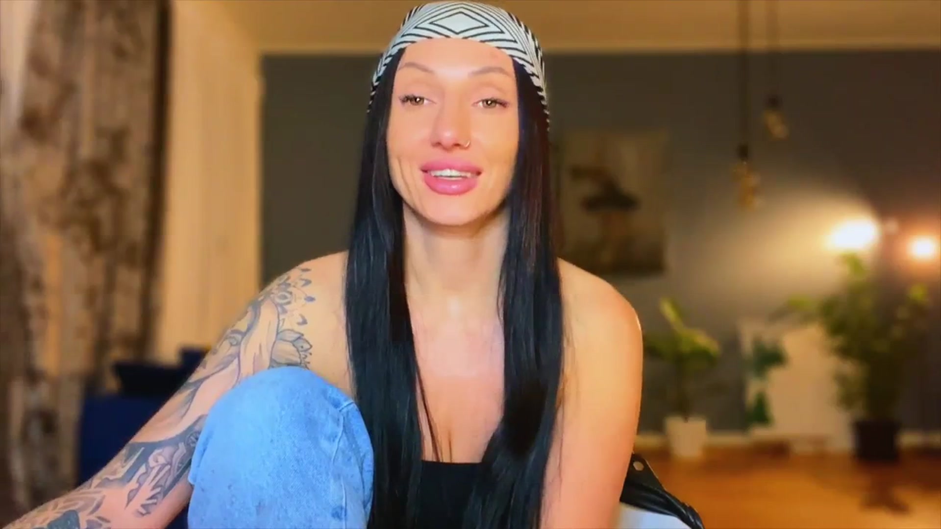 Gallery image thumbnail from AlexaAlexx's myfreecams stream on, 01/08/2024, 22:25 image 4 of 20