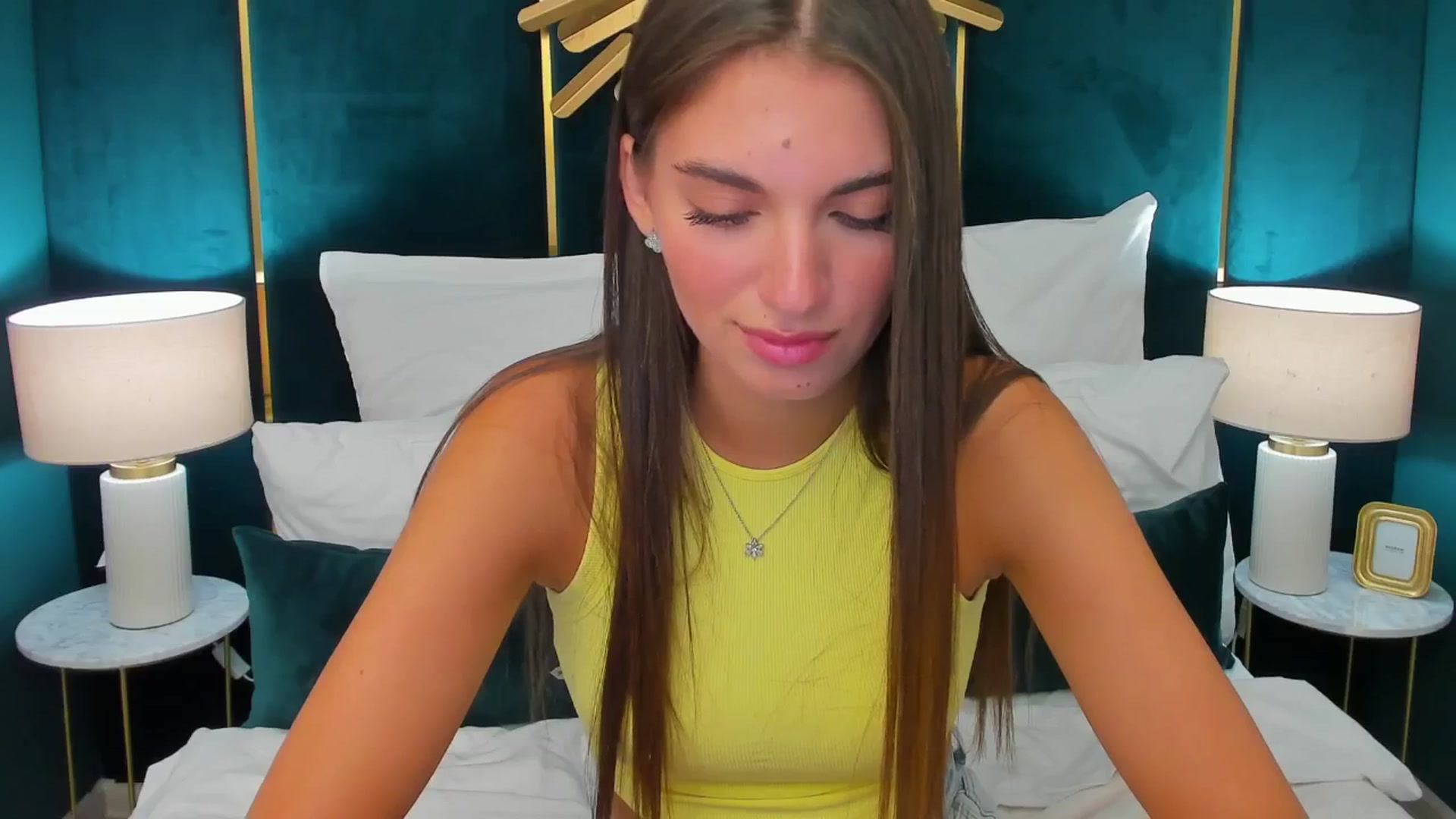 Gallery image thumbnail from AlexaG's myfreecams stream on, 07/19/2025, 10:32 image 17 of 20
