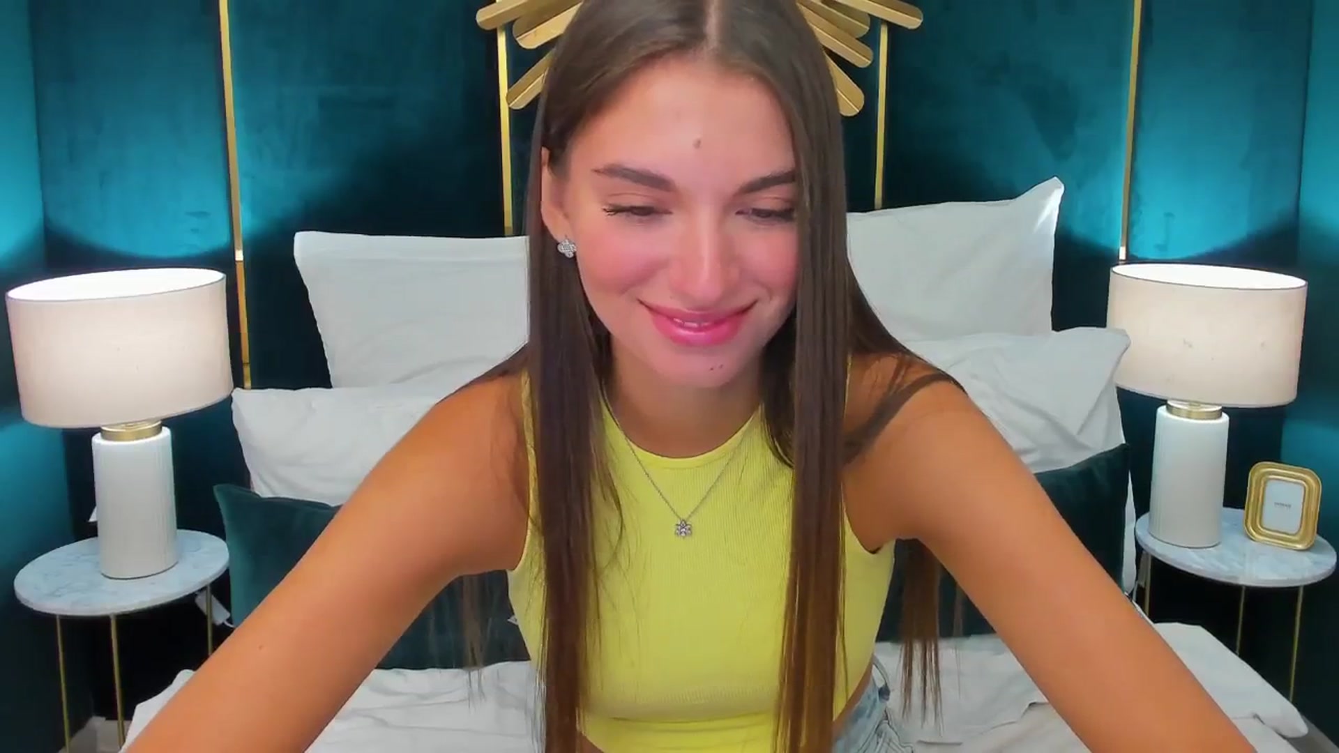 Gallery image thumbnail from AlexaG's myfreecams stream on, 07/19/2025, 10:32 image 18 of 20