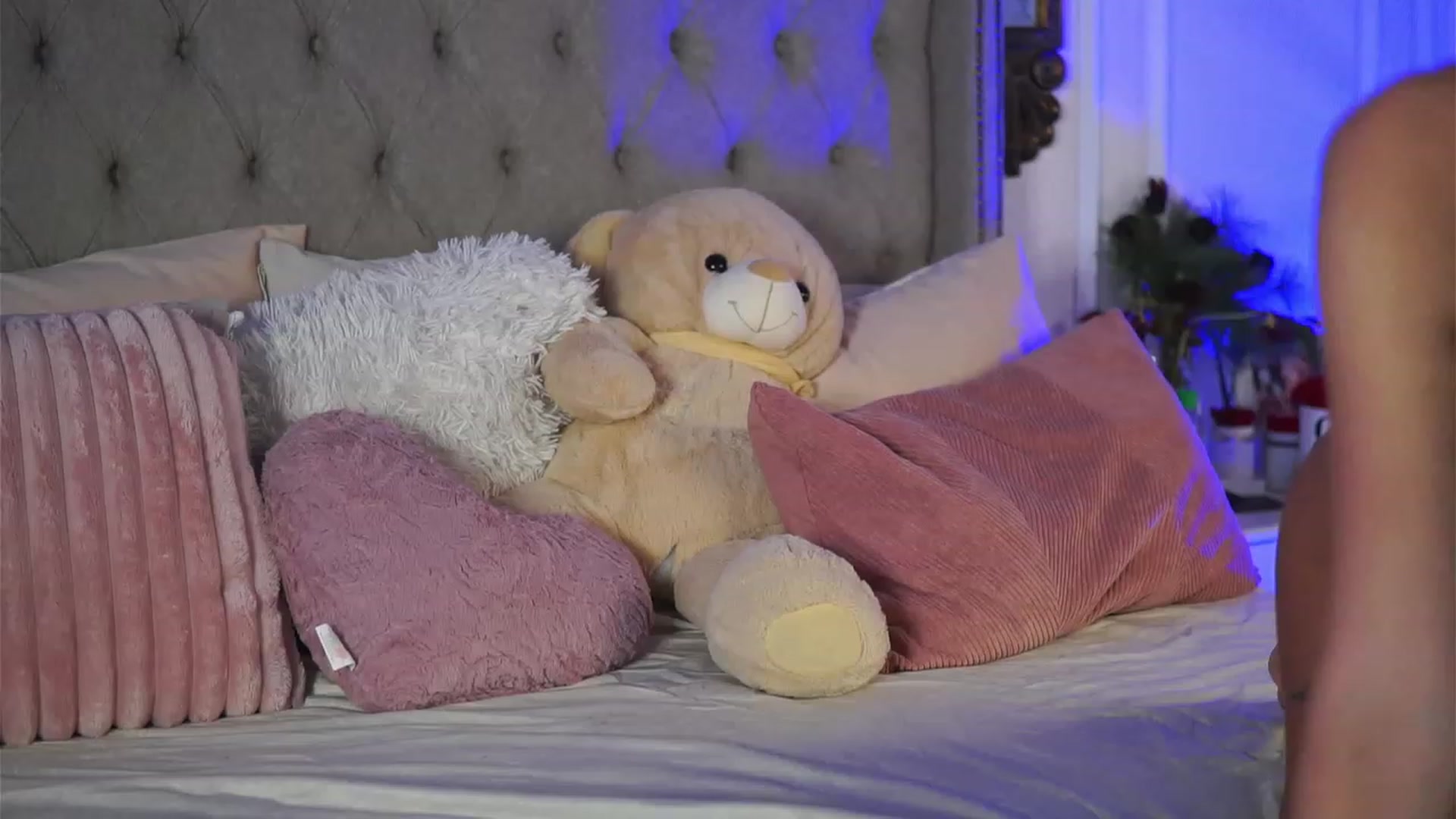 Gallery image thumbnail from AlexaHeyesz's myfreecams stream on, 12/29/2022, 13:00 image 7 of 20