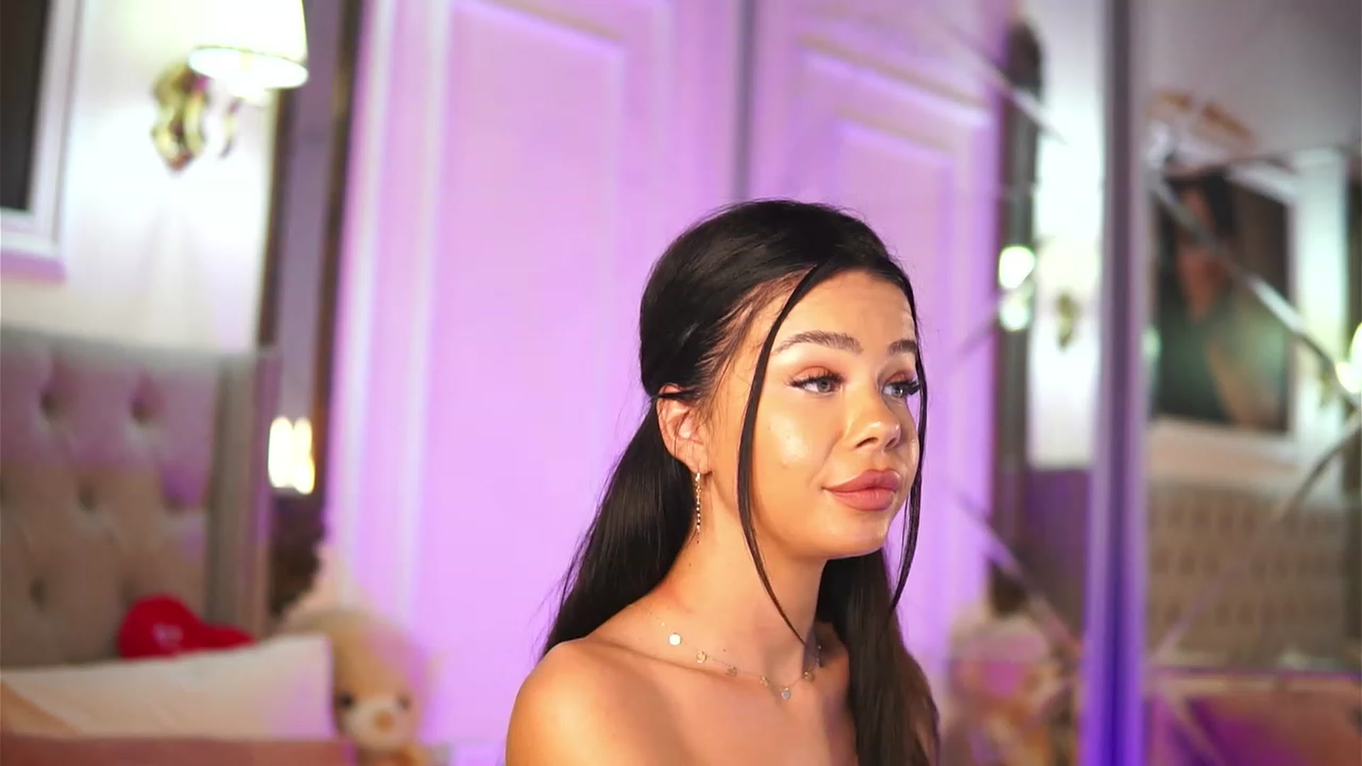 Gallery image thumbnail from AlexaHeyesz's myfreecams stream on, 06/19/2023, 11:37 image 5 of 20
