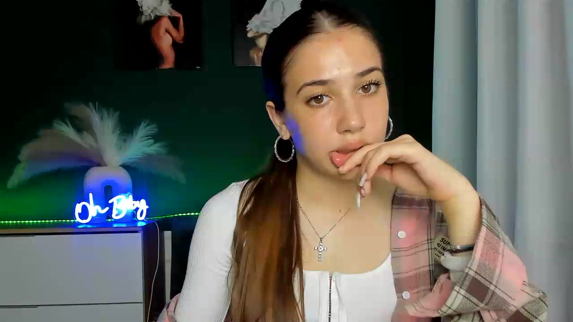 Gallery image thumbnail from AlexaPirs's myfreecams stream on, 05/21/2026, 14:31 image 16 of 20