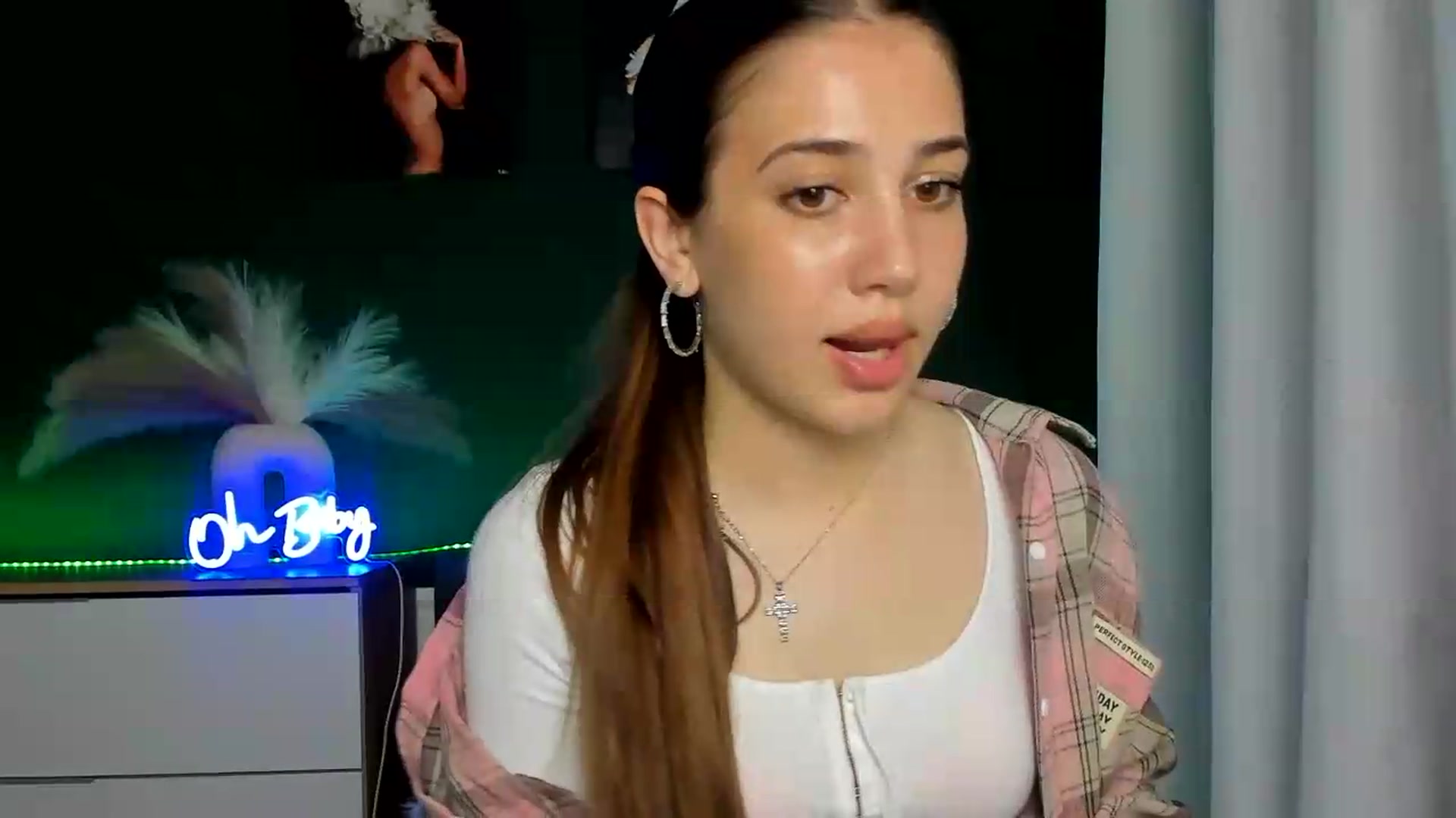Gallery image thumbnail from AlexaPirs's myfreecams stream on, 05/21/2026, 14:31 image 4 of 20