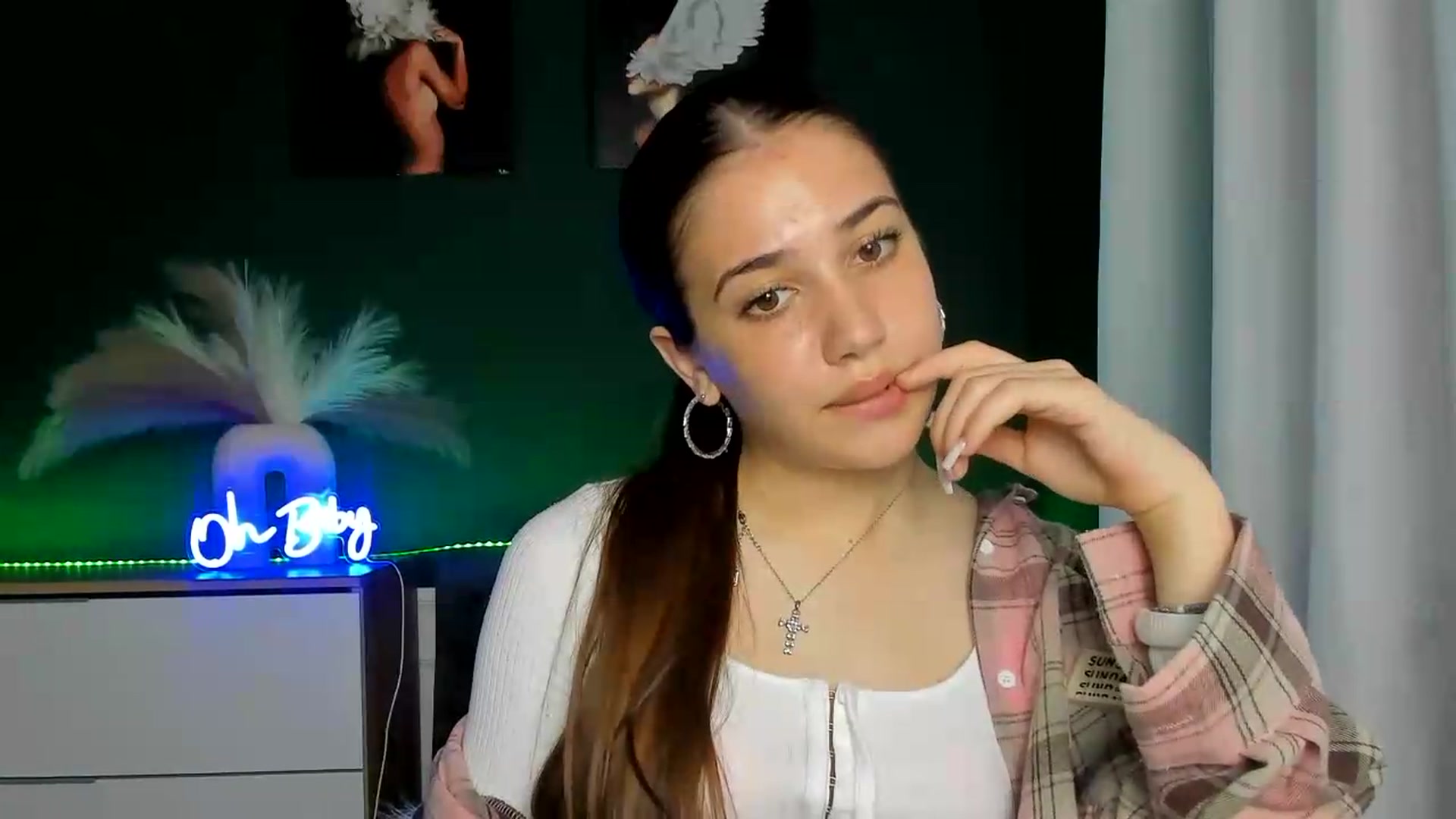 Gallery image thumbnail from AlexaPirs's myfreecams stream on, 05/21/2026, 14:31 image 12 of 20