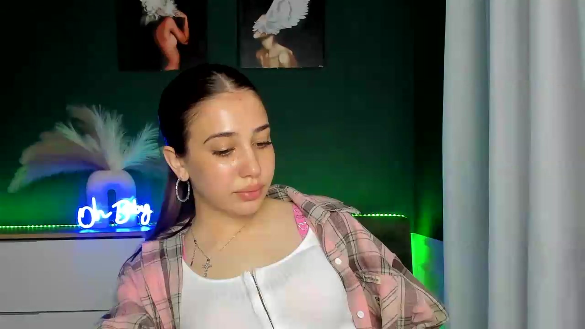 Gallery image thumbnail from AlexaPirs's myfreecams stream on, 05/21/2026, 15:54 image 12 of 20