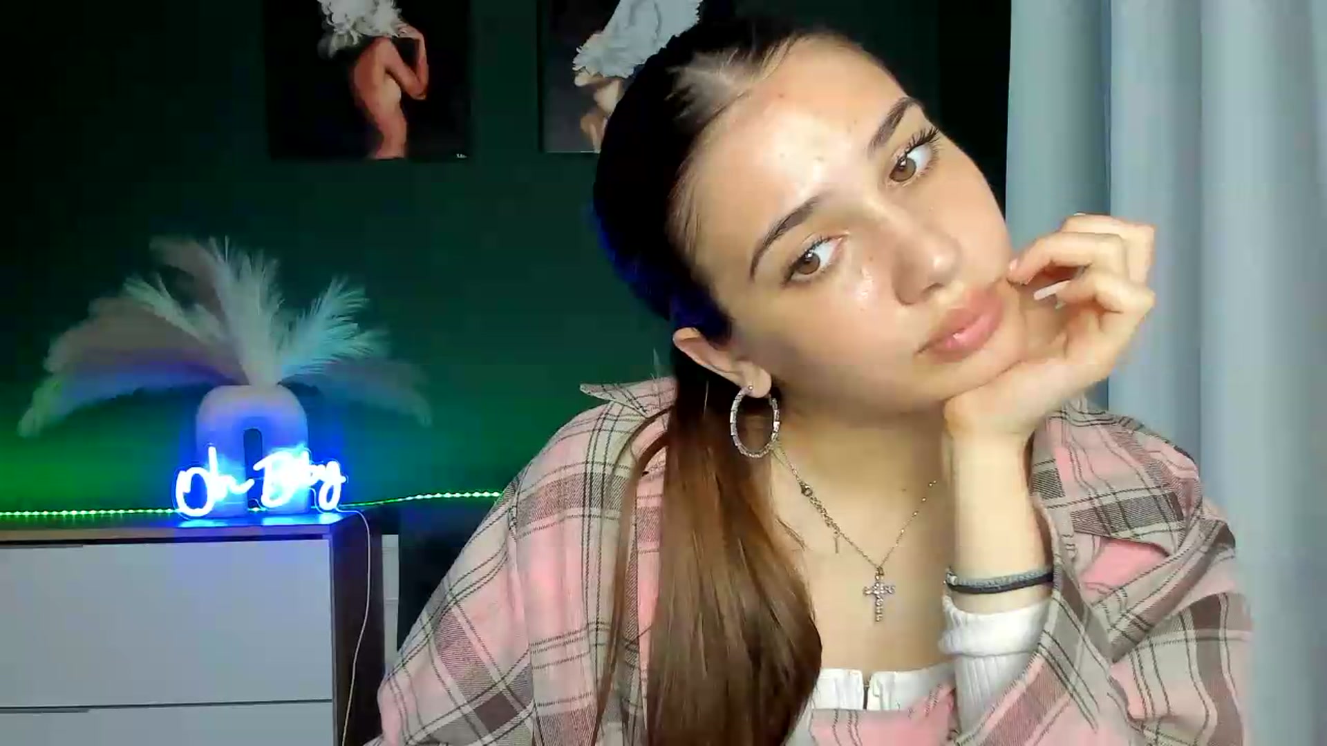Gallery image thumbnail from AlexaPirs's myfreecams stream on, 05/21/2026, 15:54 image 16 of 20