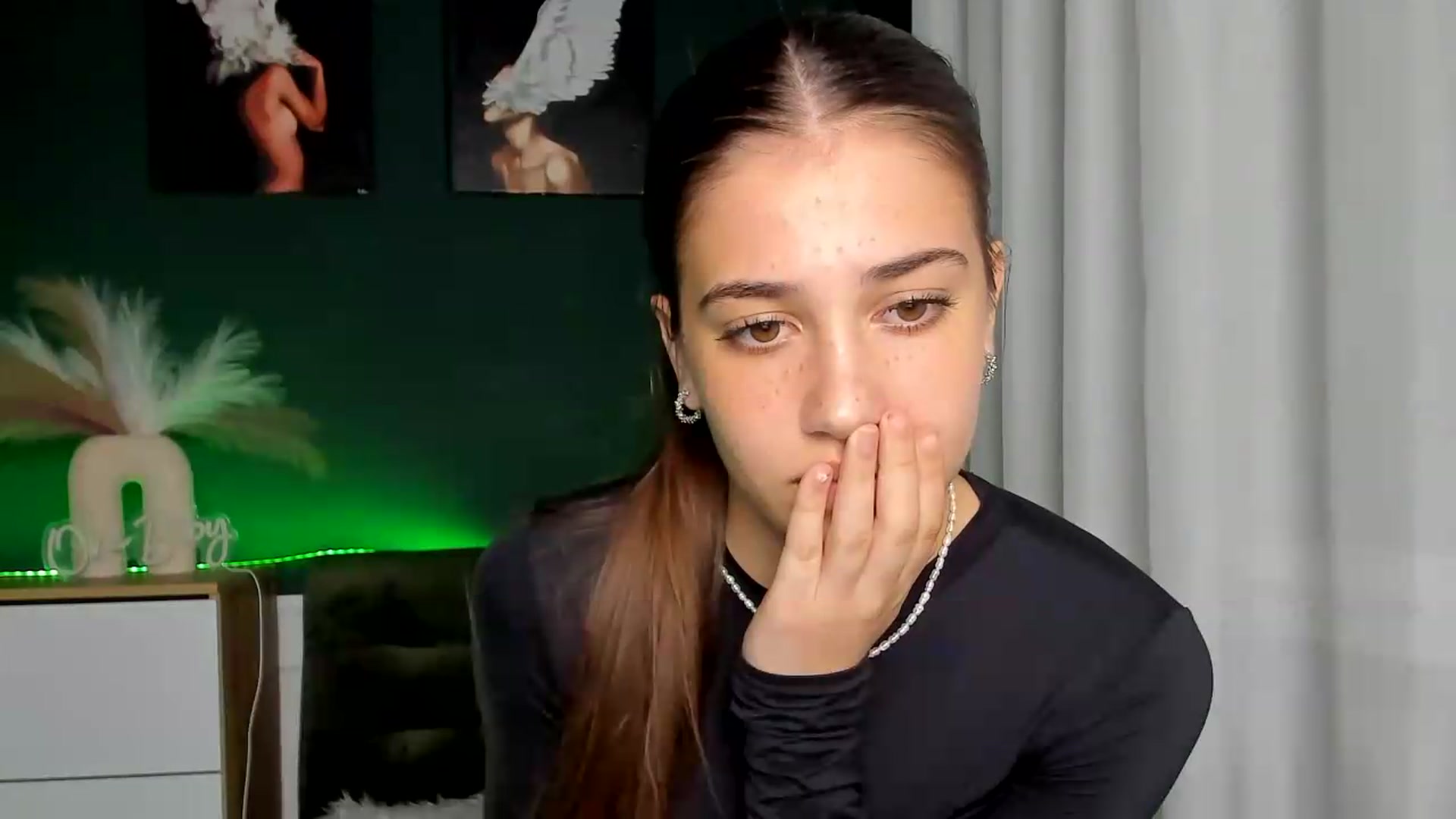 Gallery image thumbnail from AlexaPirs's myfreecams stream on, 05/29/2026, 17:01 image 9 of 20