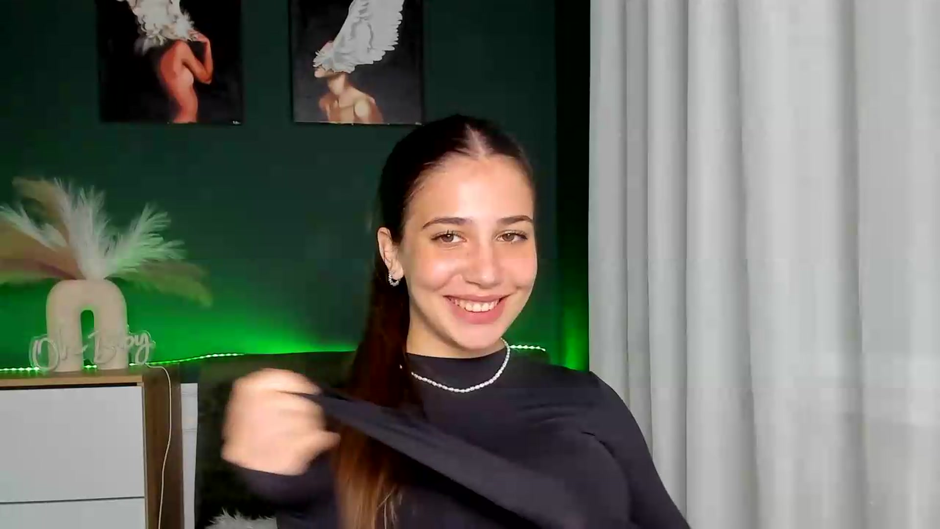 Gallery image thumbnail from AlexaPirs's myfreecams stream on, 05/29/2026, 17:01 image 17 of 20