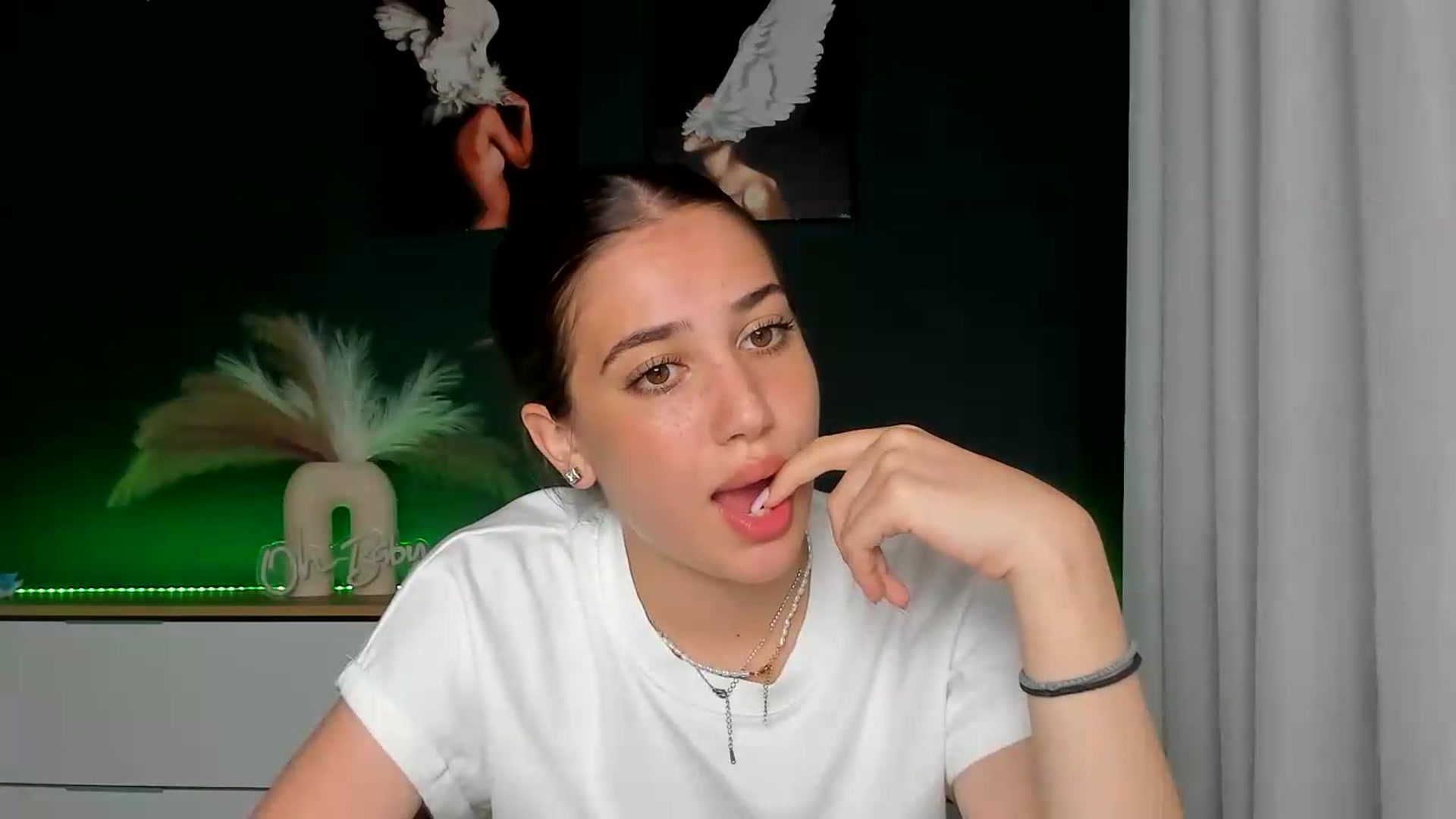 Gallery image thumbnail from AlexaPirs's myfreecams stream on, 06/12/2026, 16:08 image 16 of 20
