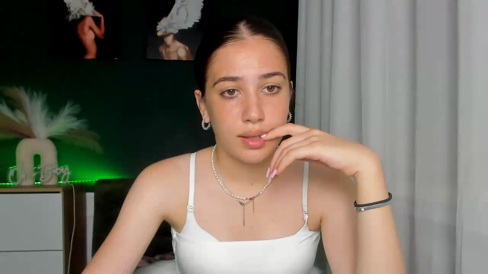 Gallery image thumbnail from AlexaPirs's myfreecams stream on, 06/24/2026, 13:54 image 15 of 20